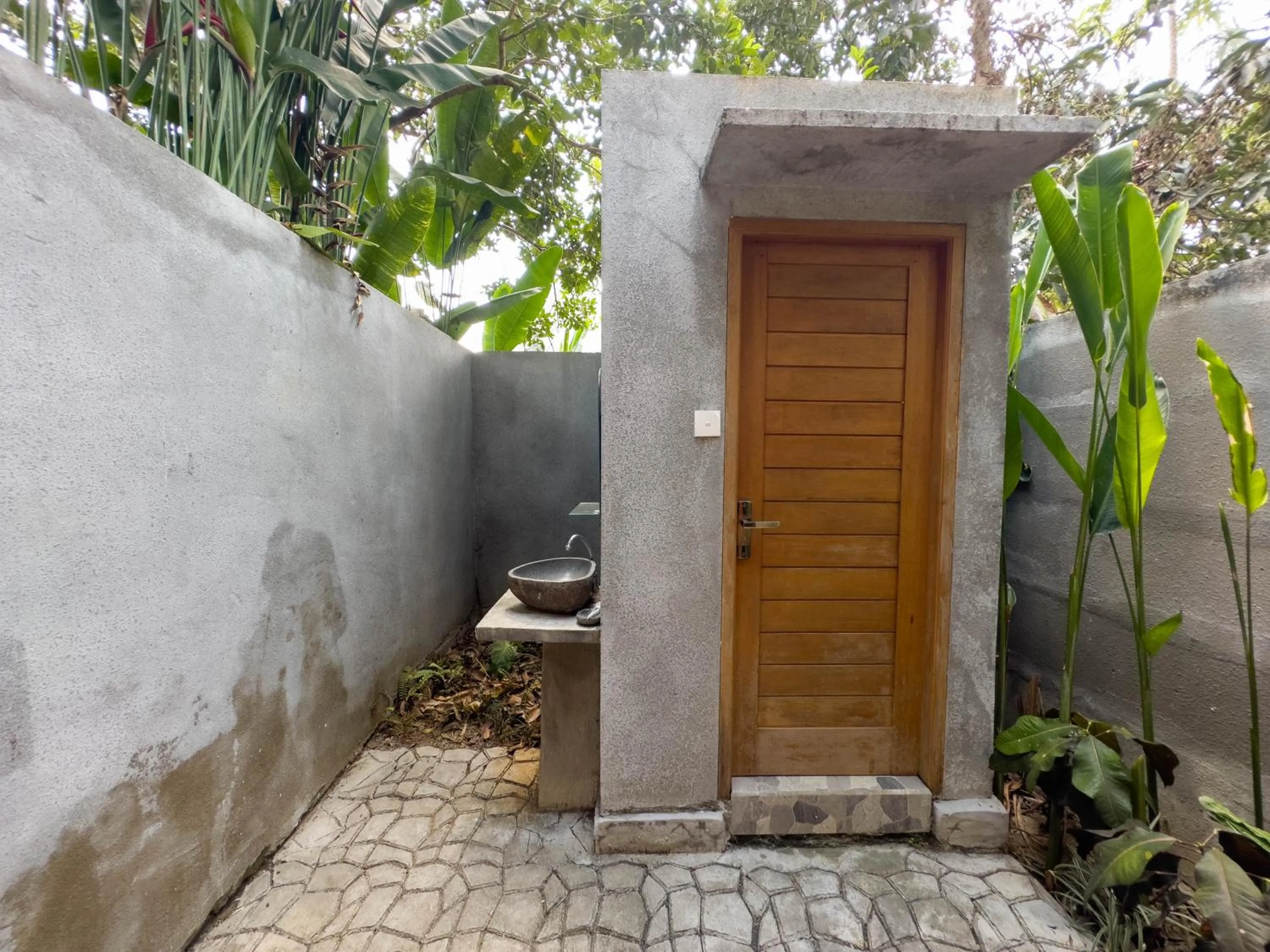 Bathroom in Kubu Kirana by Supala
