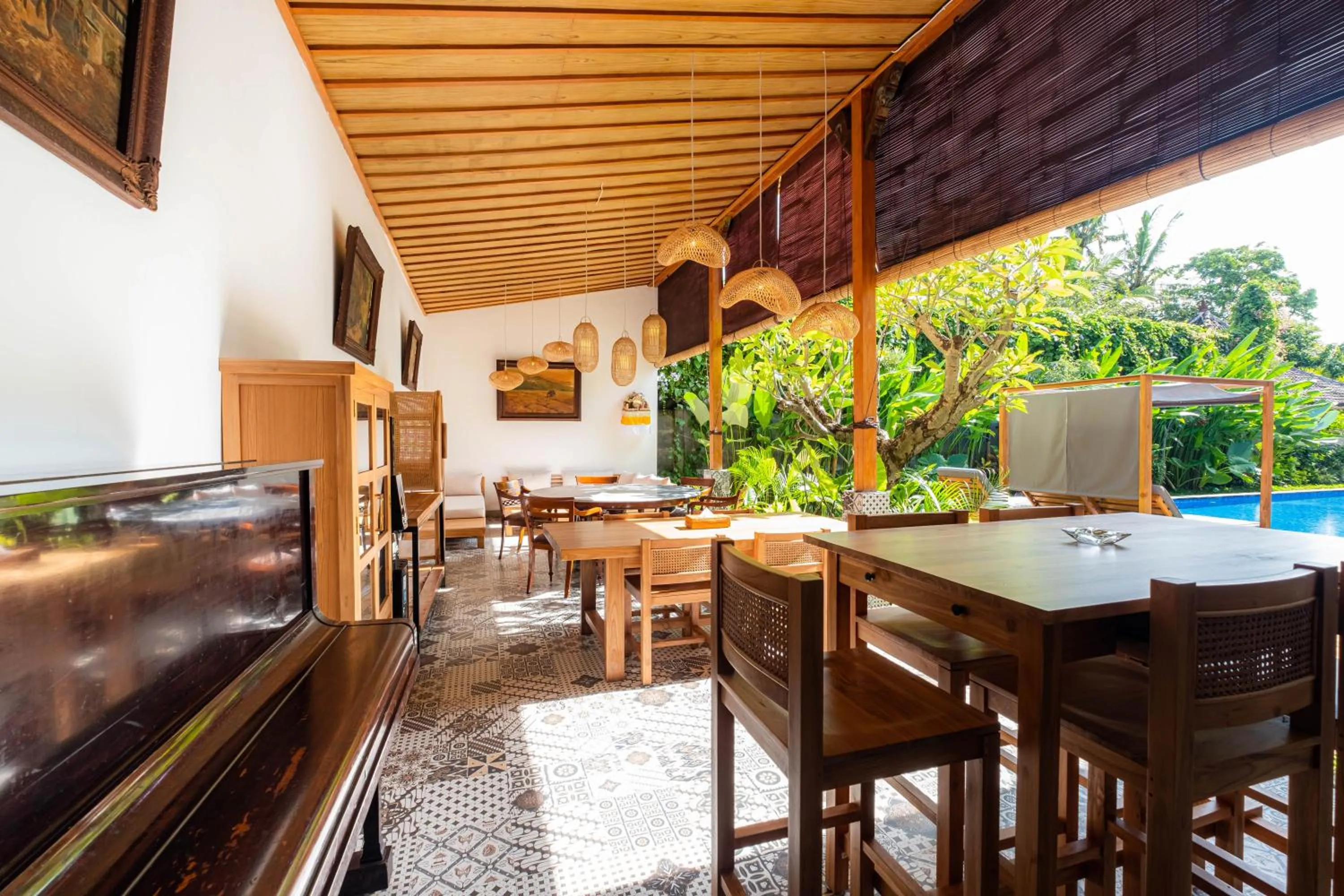 Seating area in Kubu Kirana by Supala