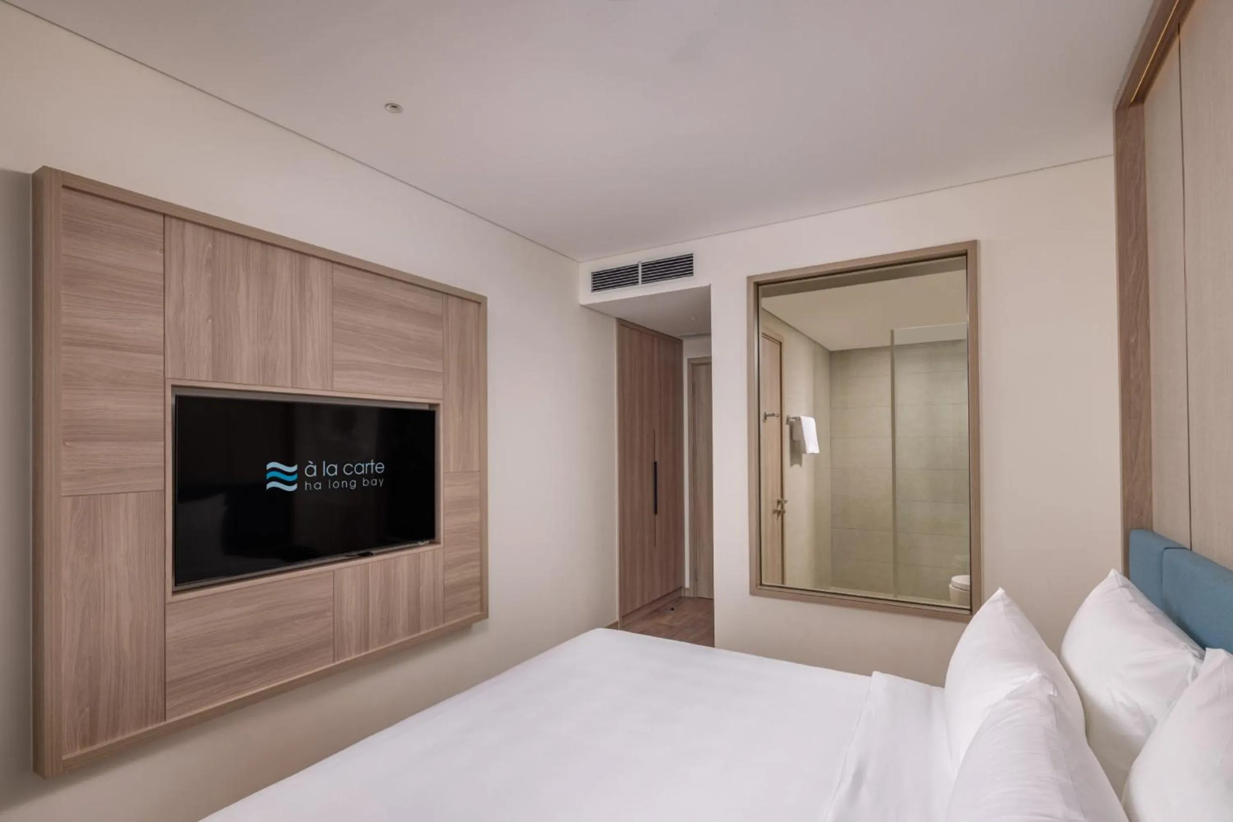 Shower, Bed in A La Carte Ha Long Bay Managed by TASECO