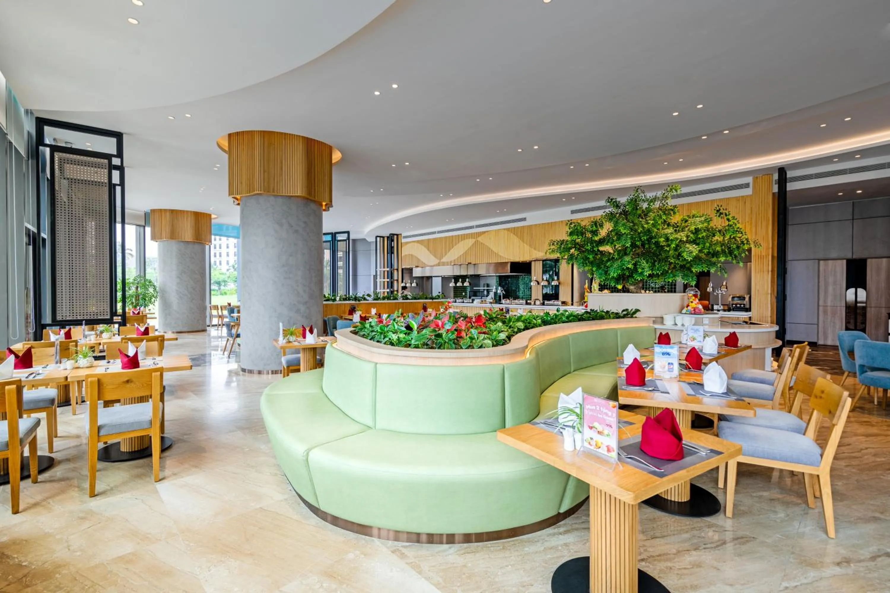 Restaurant/places to eat in A La Carte Ha Long Bay Managed by TASECO