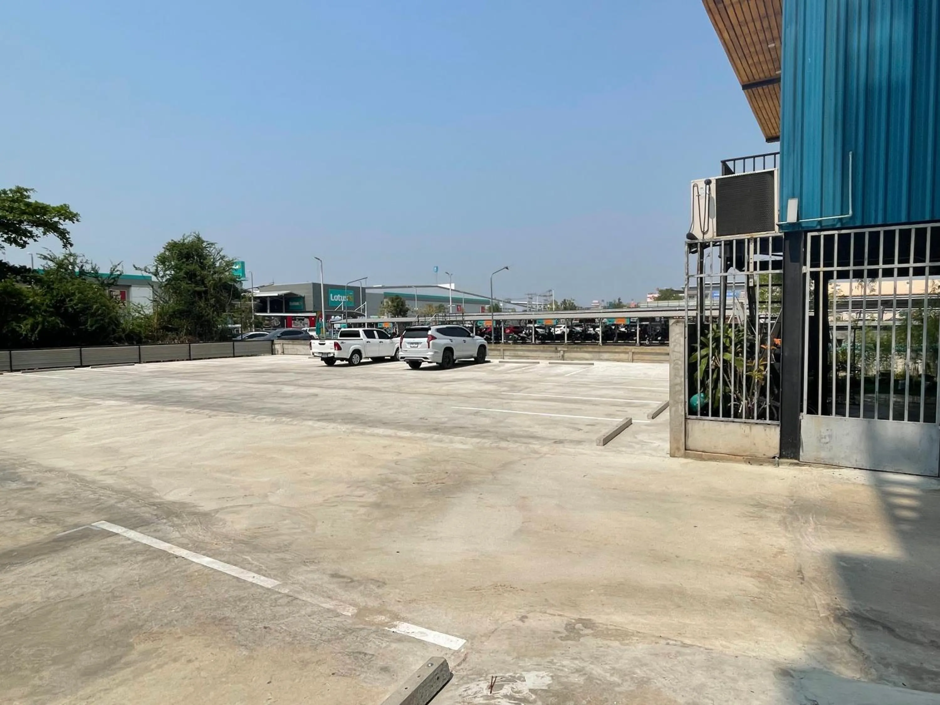 Parking in The Bedrooms Maeklong and Services Apartment