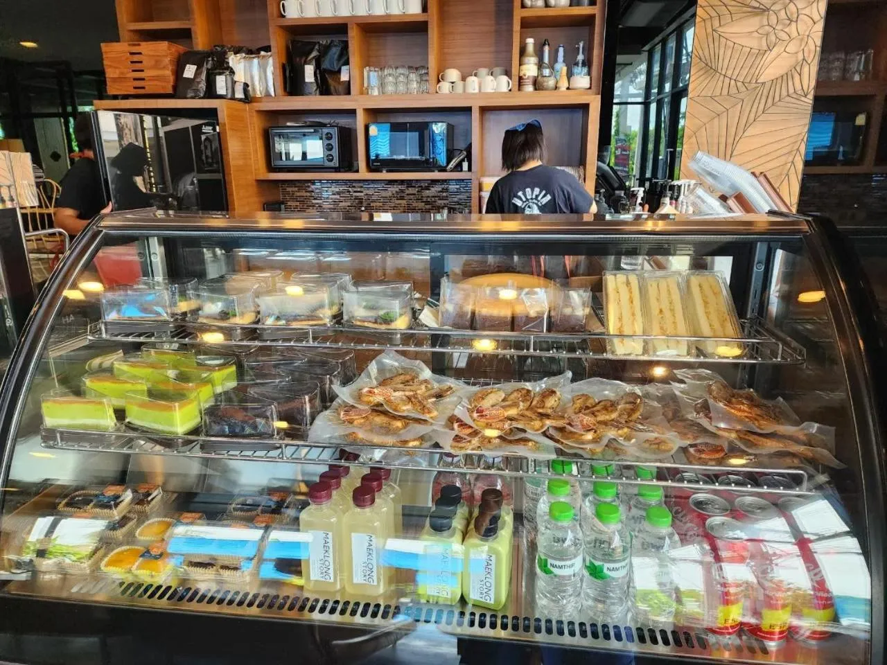 Restaurant/places to eat in The Bedrooms Maeklong and Services Apartment