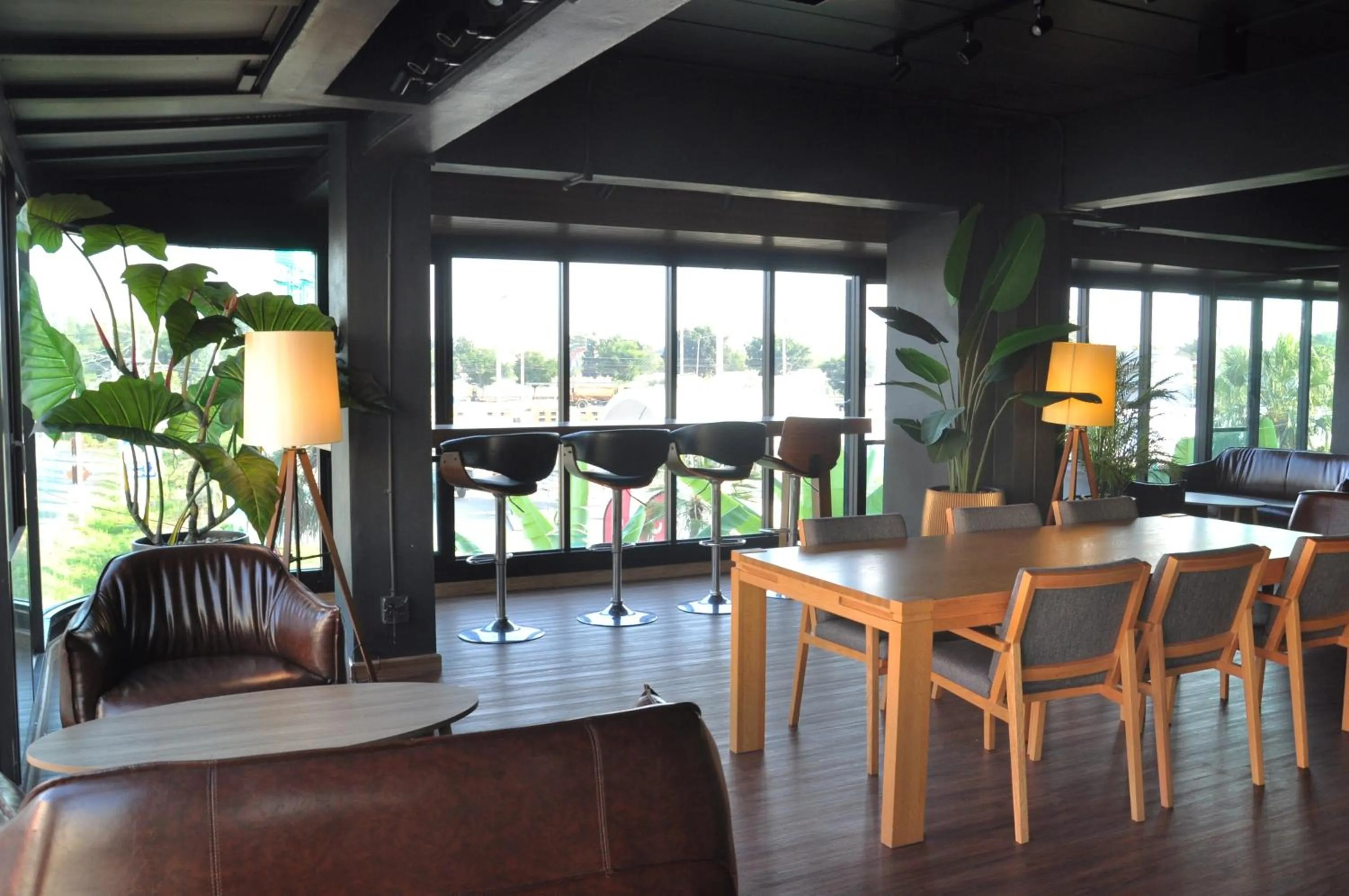 Restaurant/places to eat in The Bedrooms Maeklong and Services Apartment