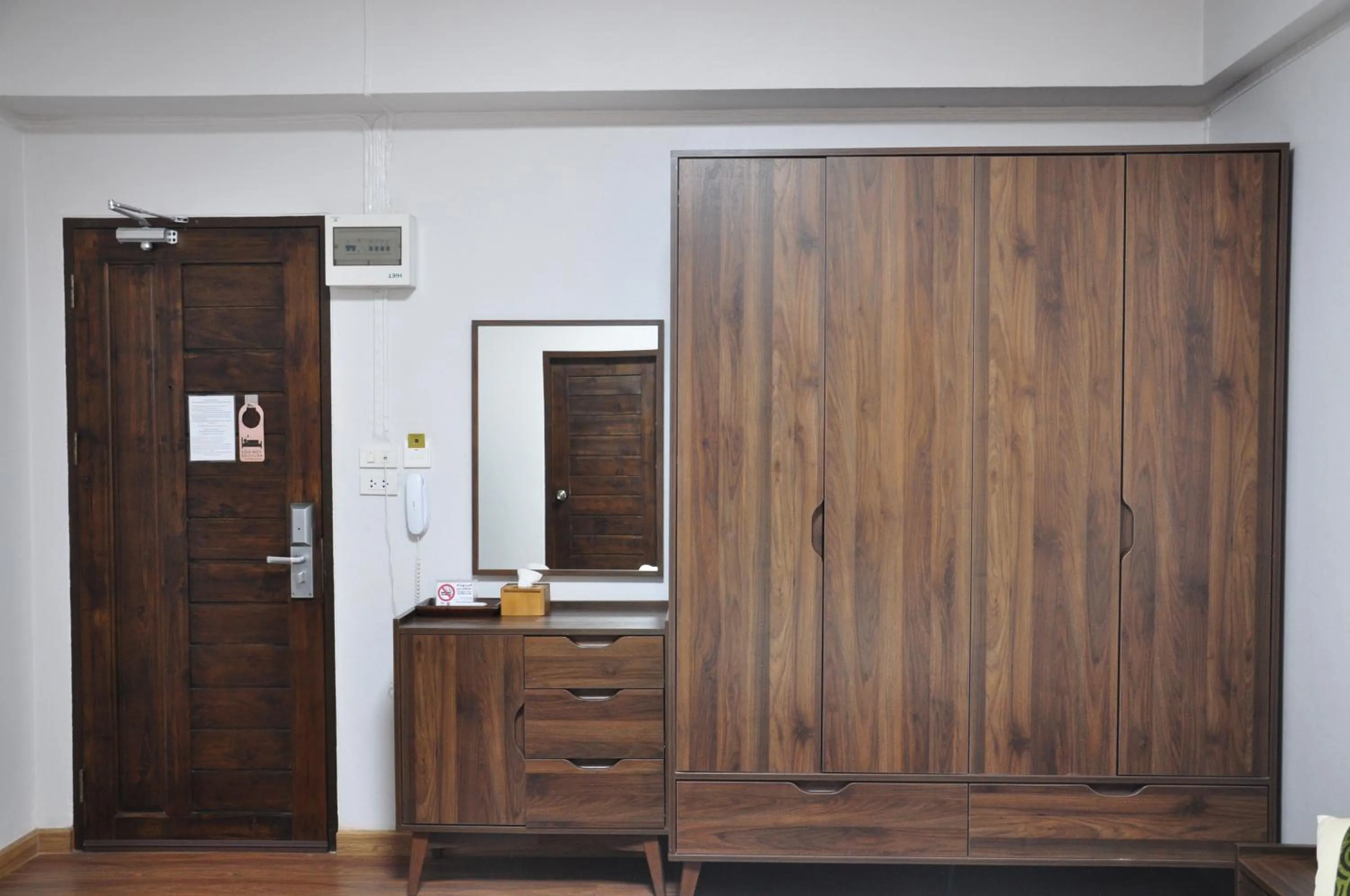 Restaurant/places to eat in The Bedrooms Maeklong and Services Apartment