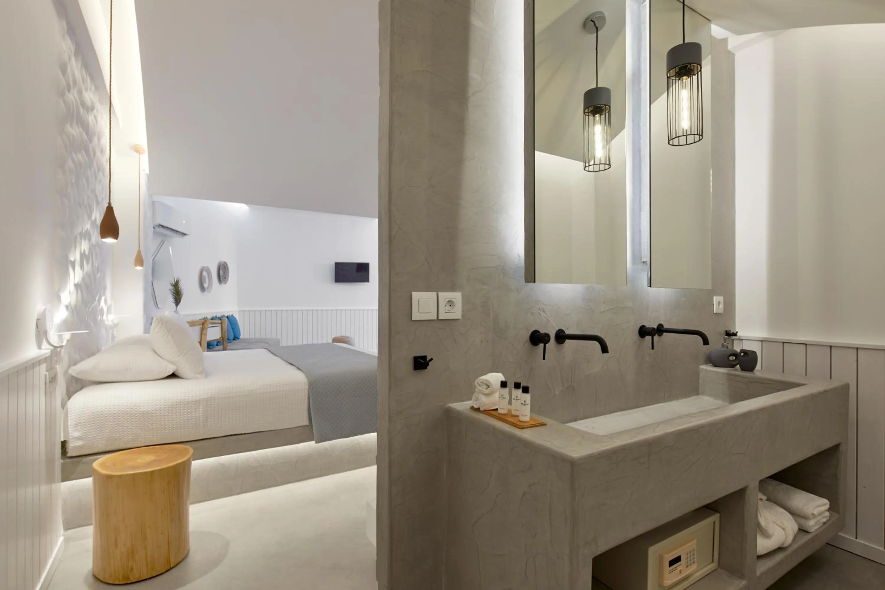 Bed in Oscar Beachfront Suites - Adults Only