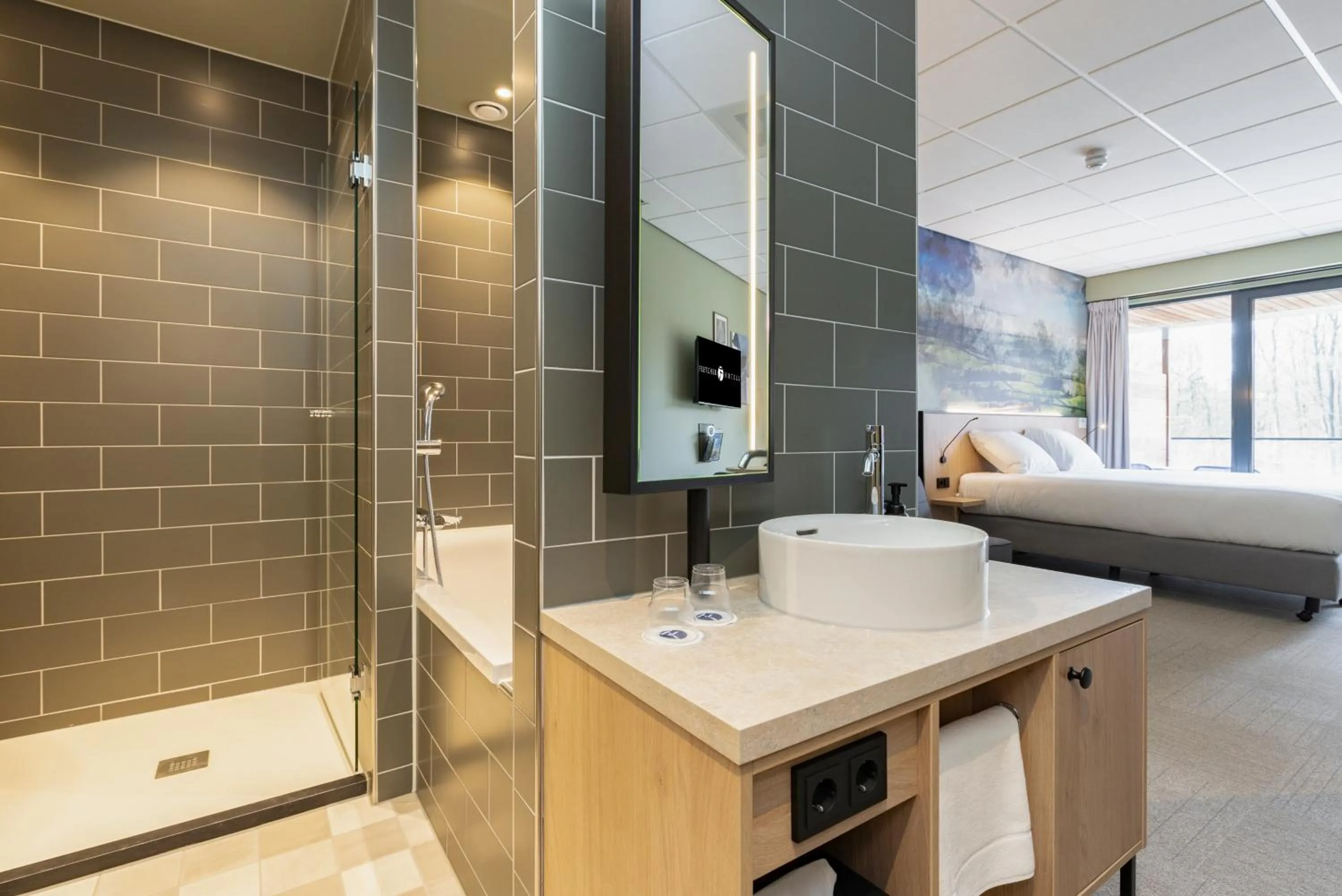 Shower, Bed in Fletcher Hotel-Restaurant Marknesse