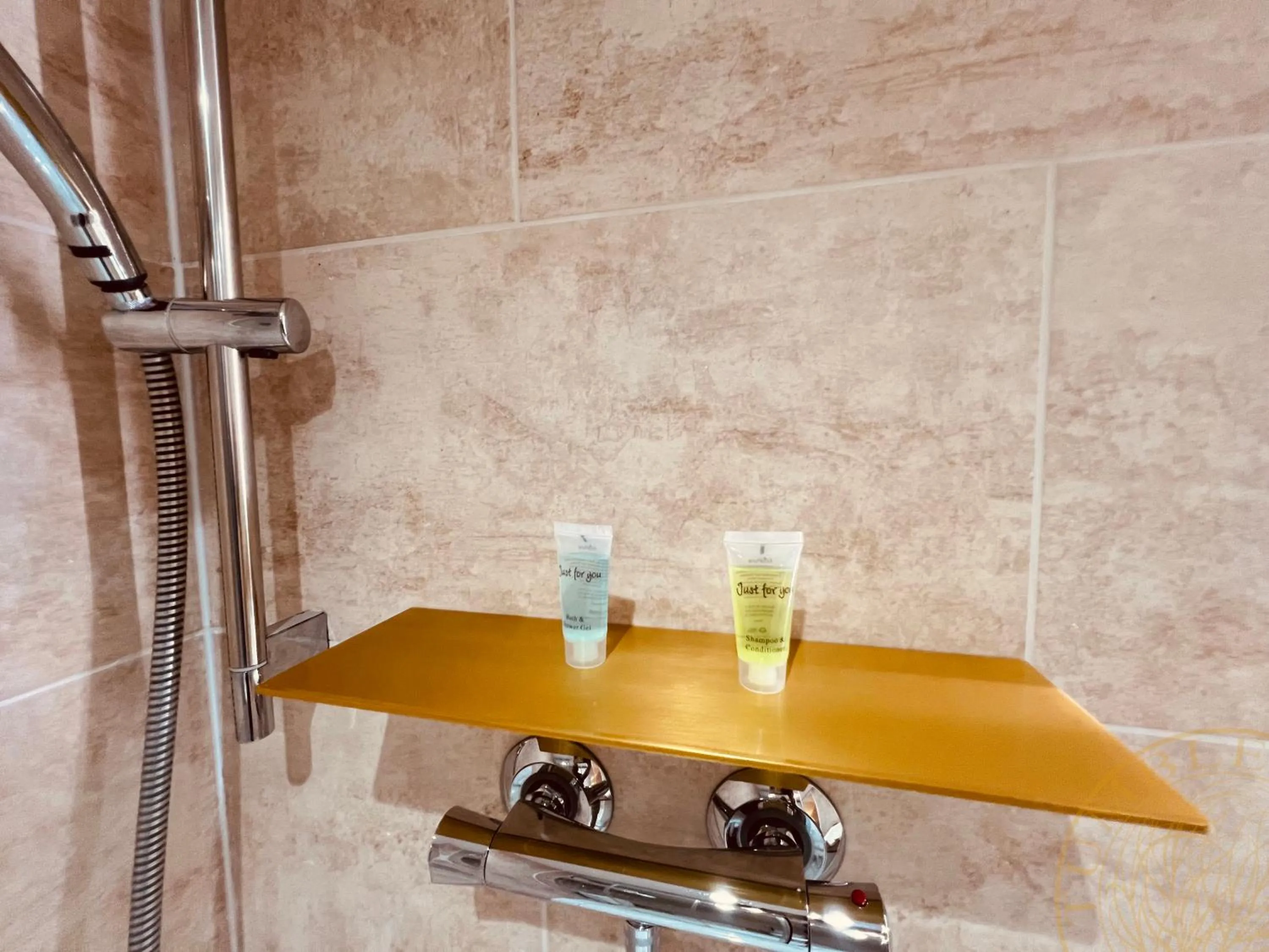 Shower in Tumbleweed Cottage