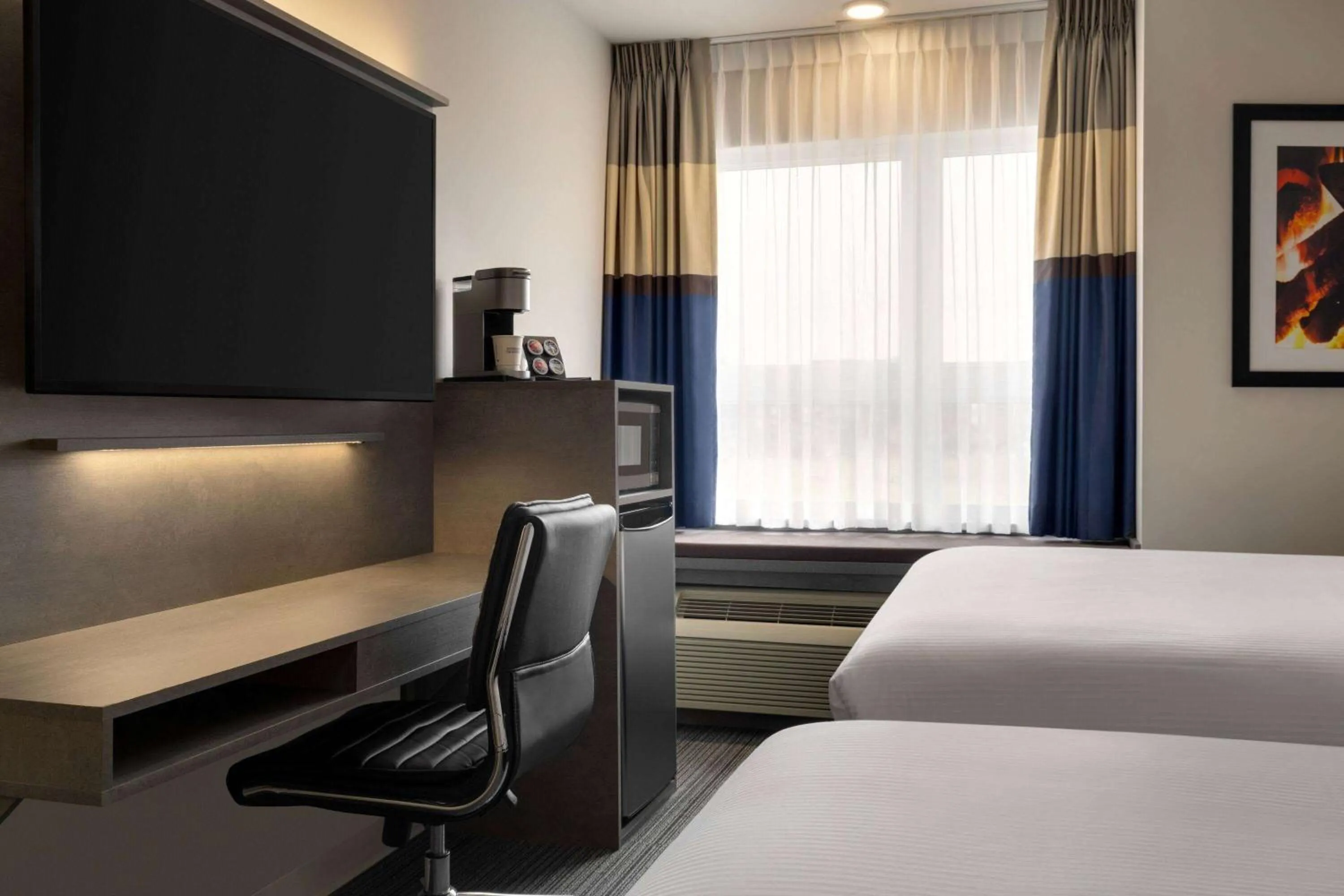 Photo of the whole room, Bed in Microtel Inn & Suites by Wyndham Boisbriand