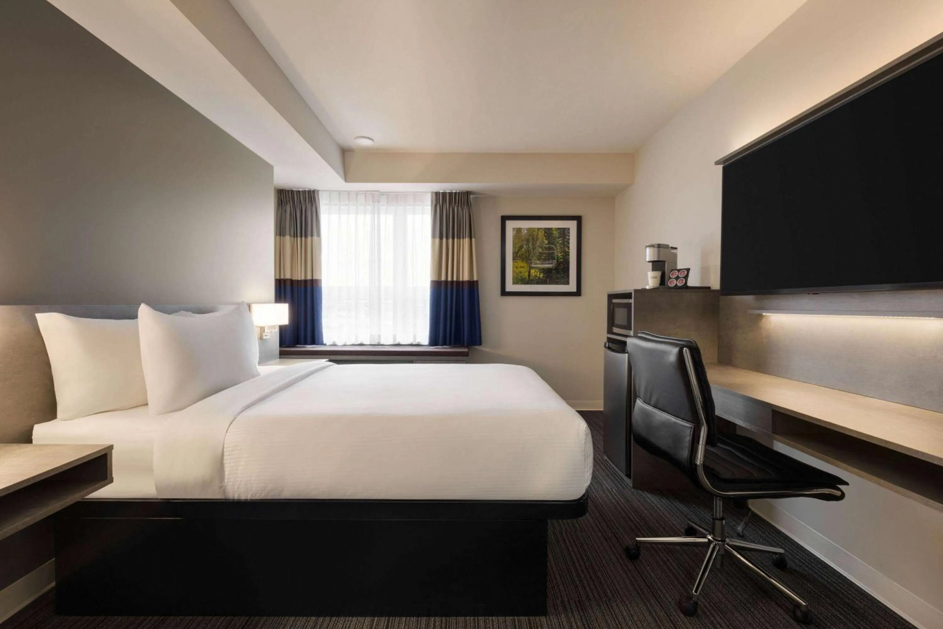 Photo of the whole room, Bed in Microtel Inn & Suites by Wyndham Boisbriand