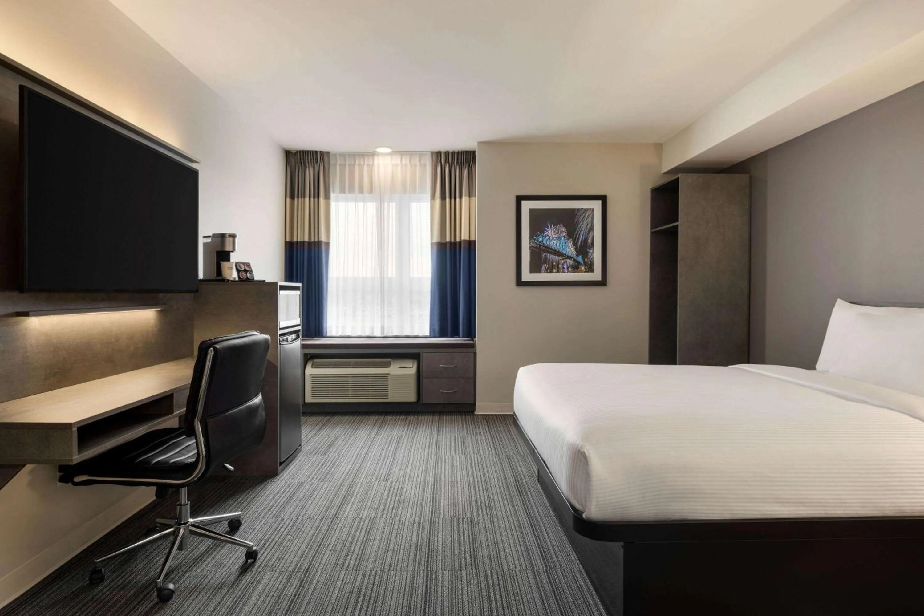 Photo of the whole room, Bed in Microtel Inn & Suites by Wyndham Boisbriand