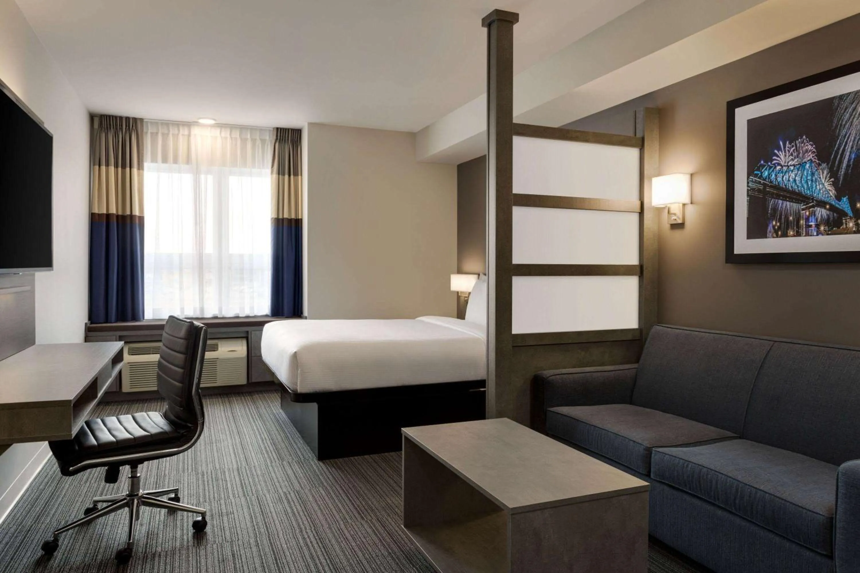 Photo of the whole room, Bed in Microtel Inn & Suites by Wyndham Boisbriand