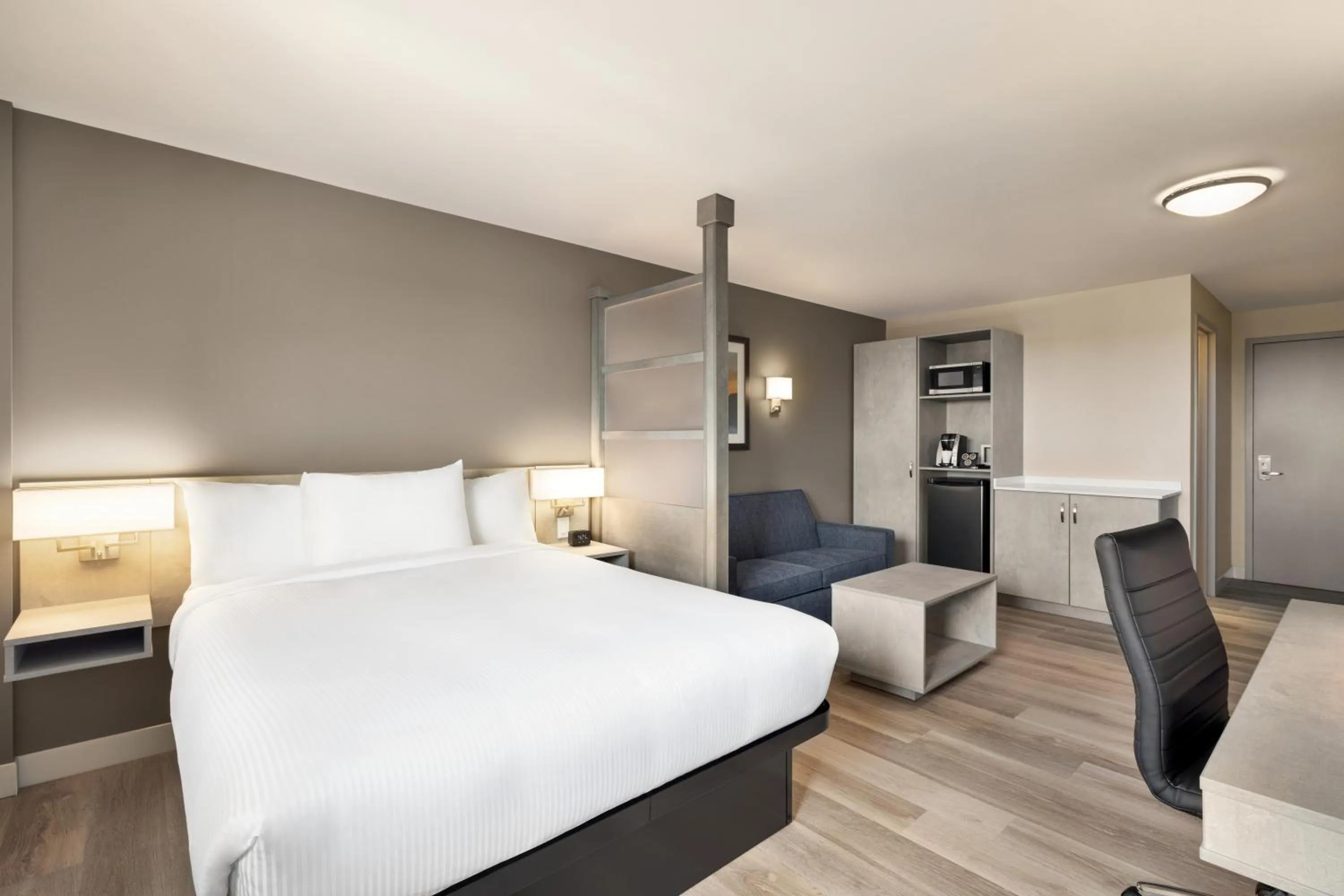 Bed in Microtel Inn & Suites by Wyndham Boisbriand