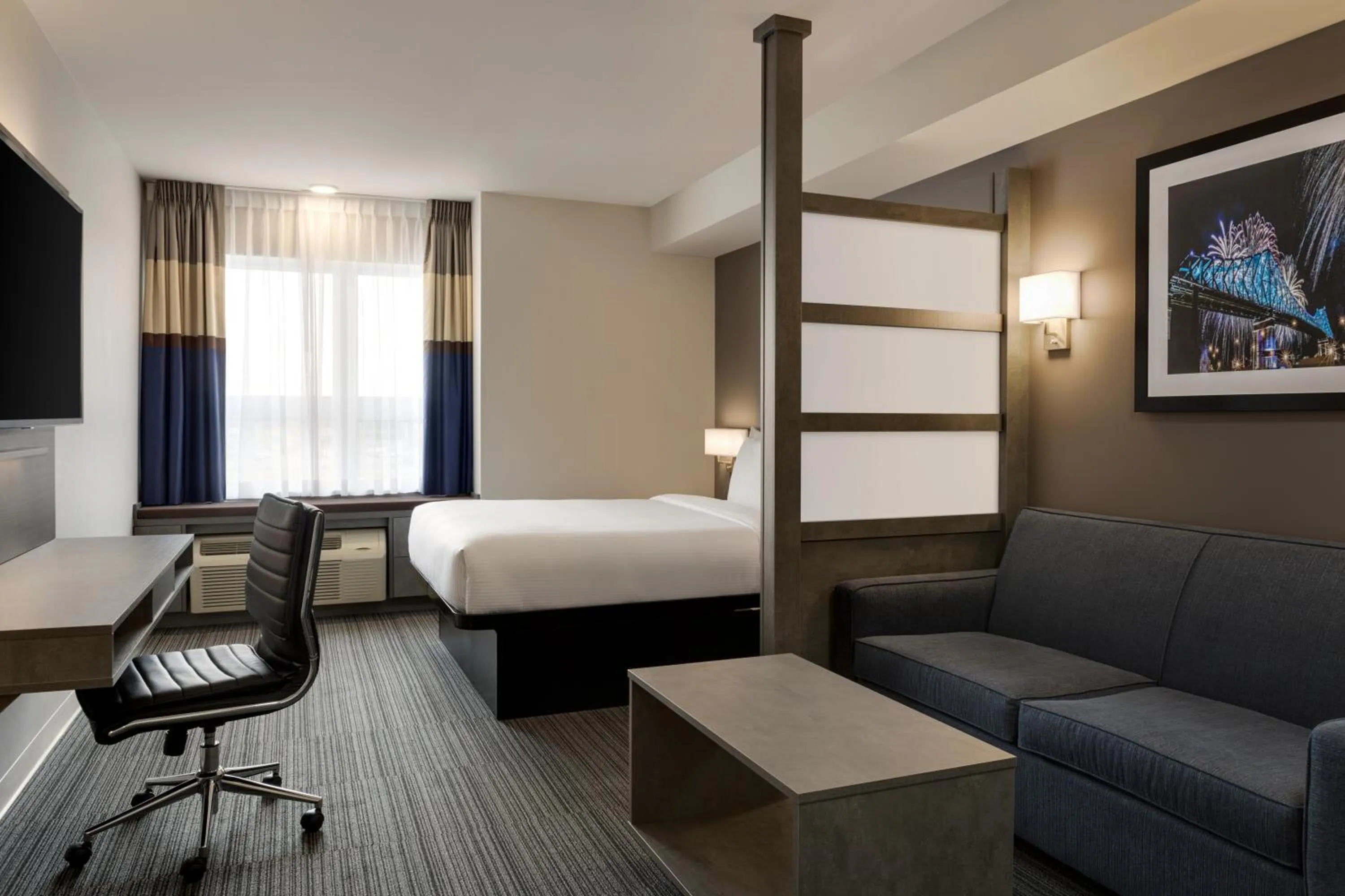 Bed in Microtel Inn & Suites by Wyndham Boisbriand