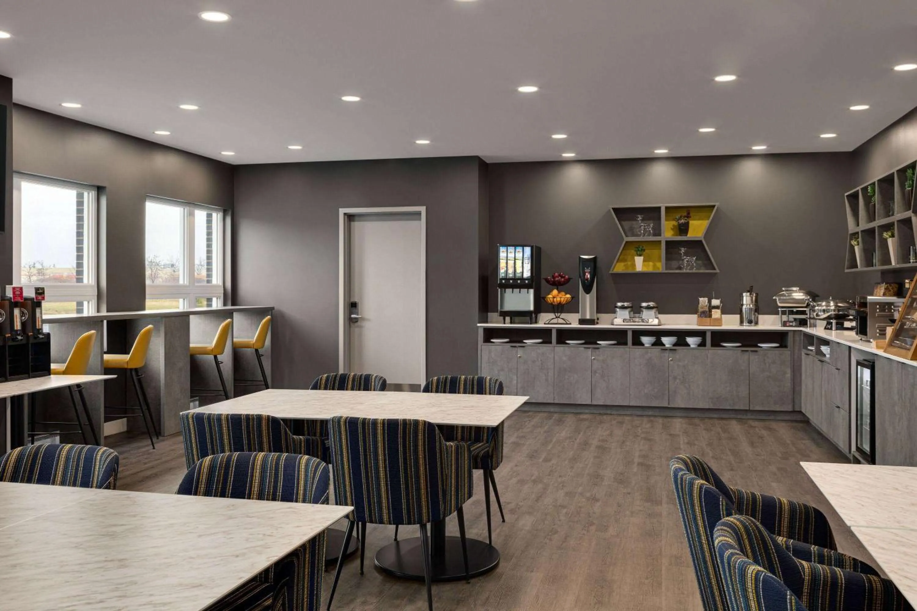 Breakfast in Microtel Inn & Suites by Wyndham Boisbriand
