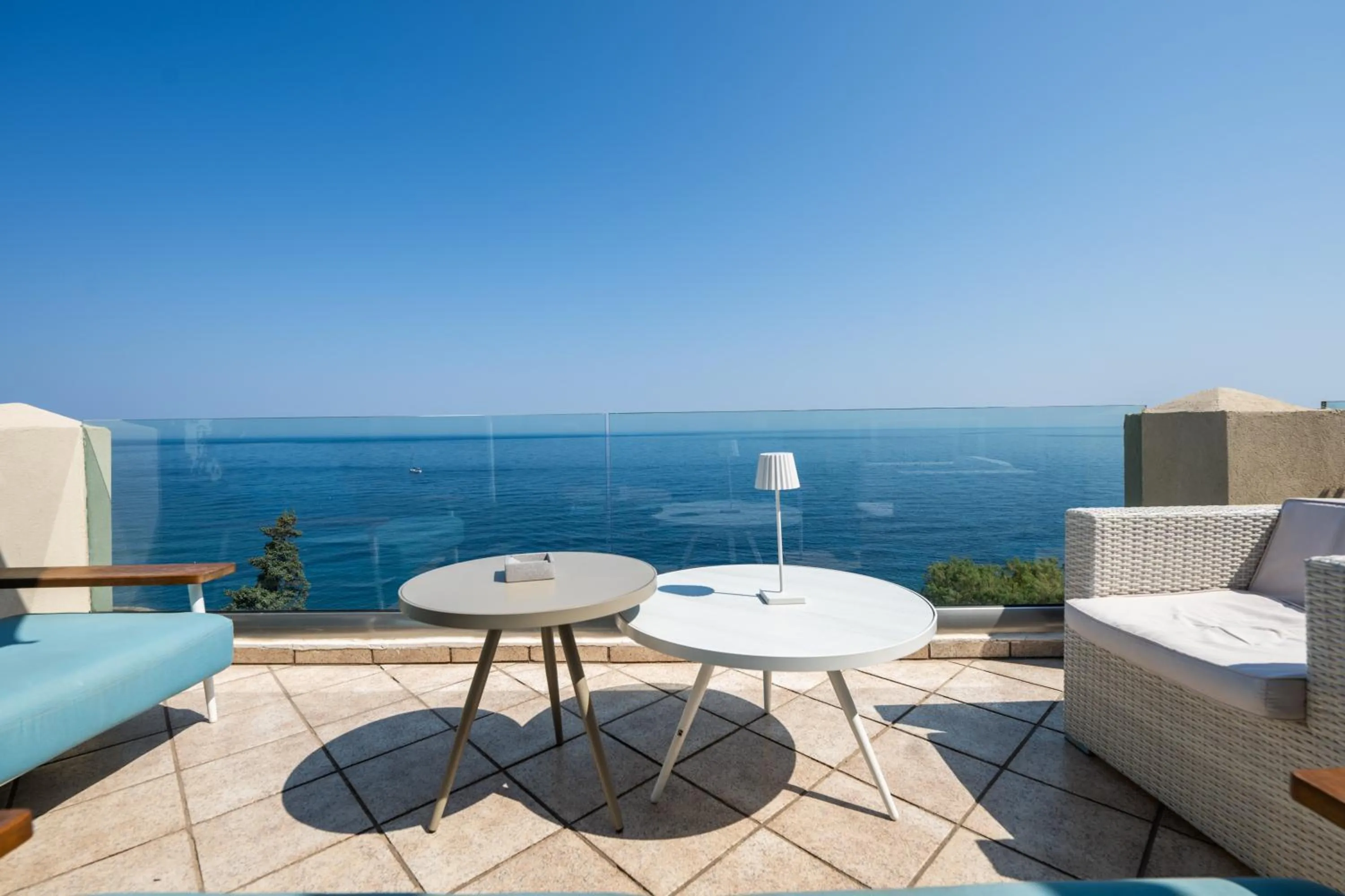 Cavos Bay Hotel & Studios