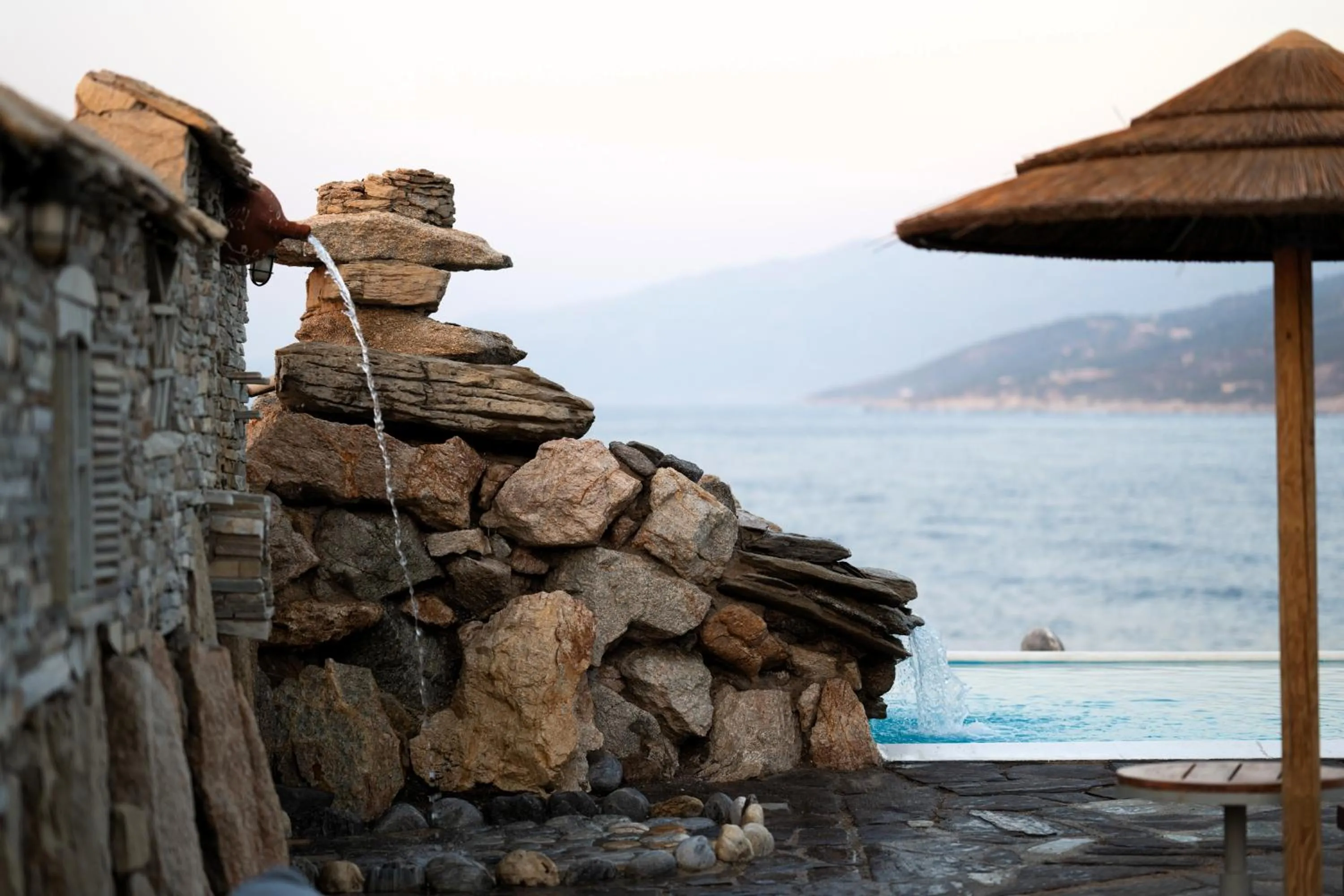 Cavos Bay Hotel & Studios