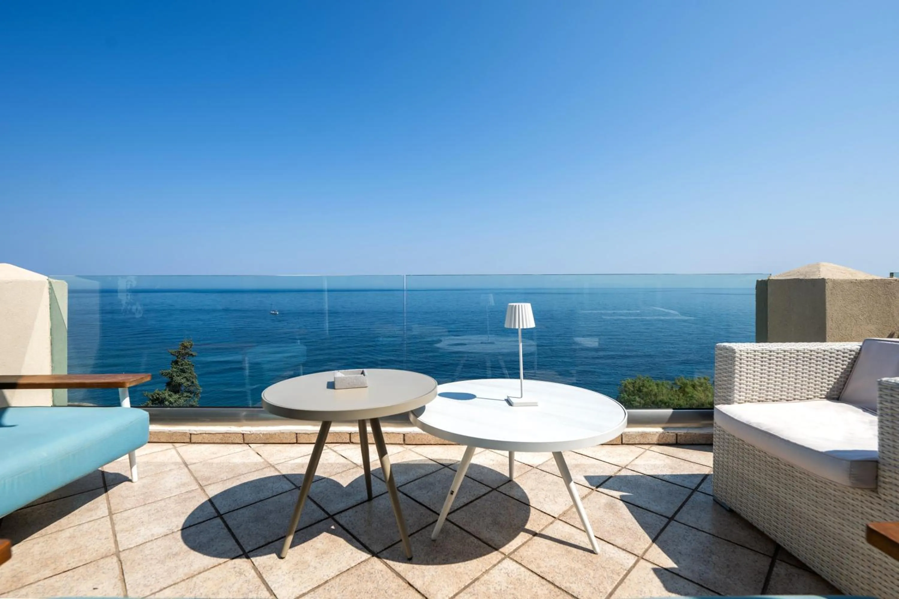 Cavos Bay Hotel & Studios