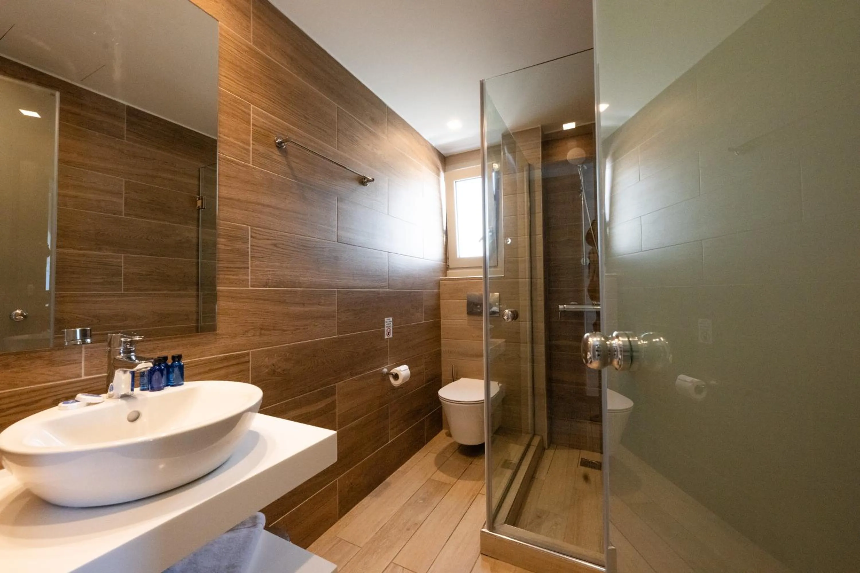 Cavos Bay Hotel & Studios