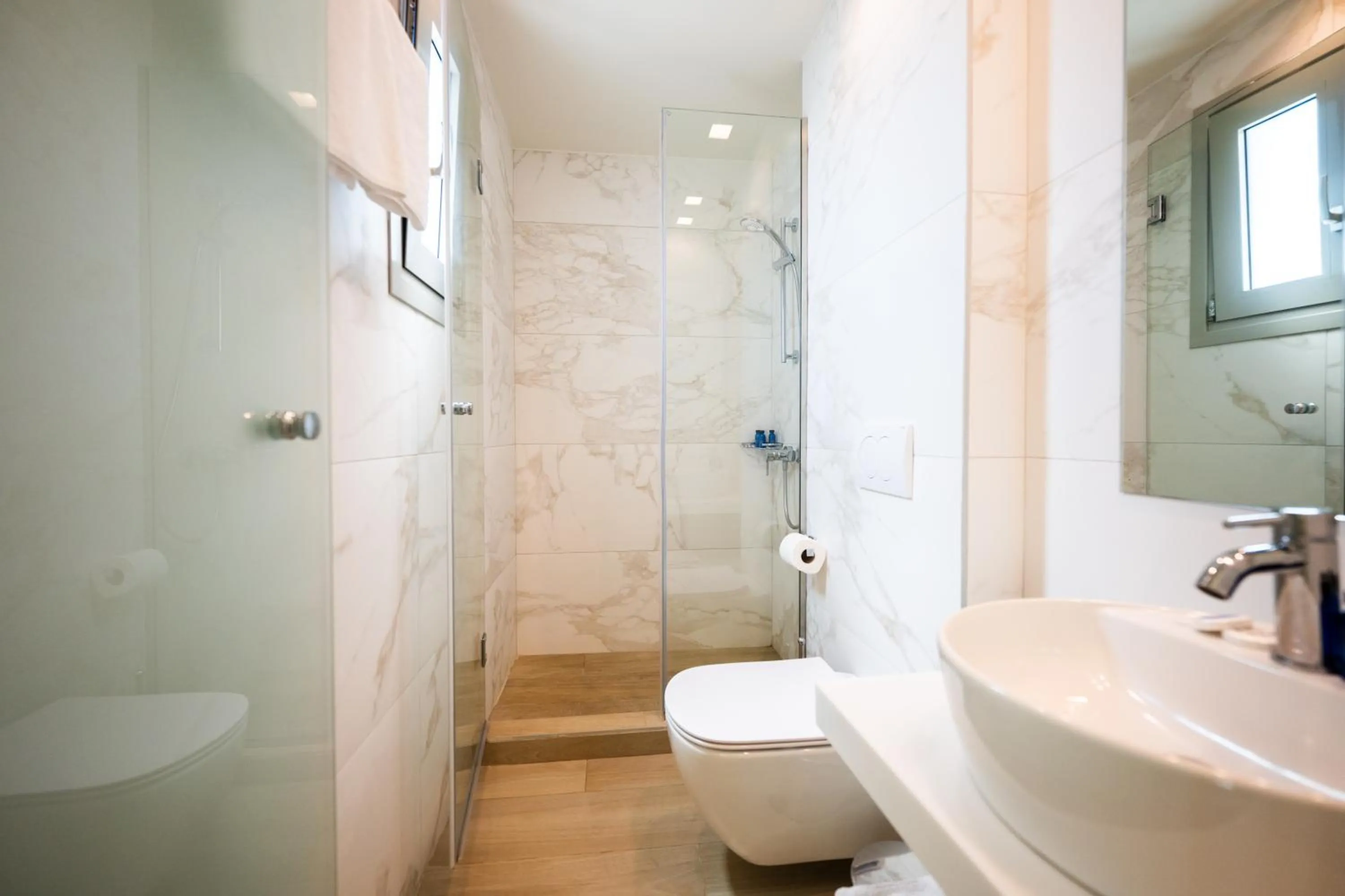 Cavos Bay Hotel & Studios