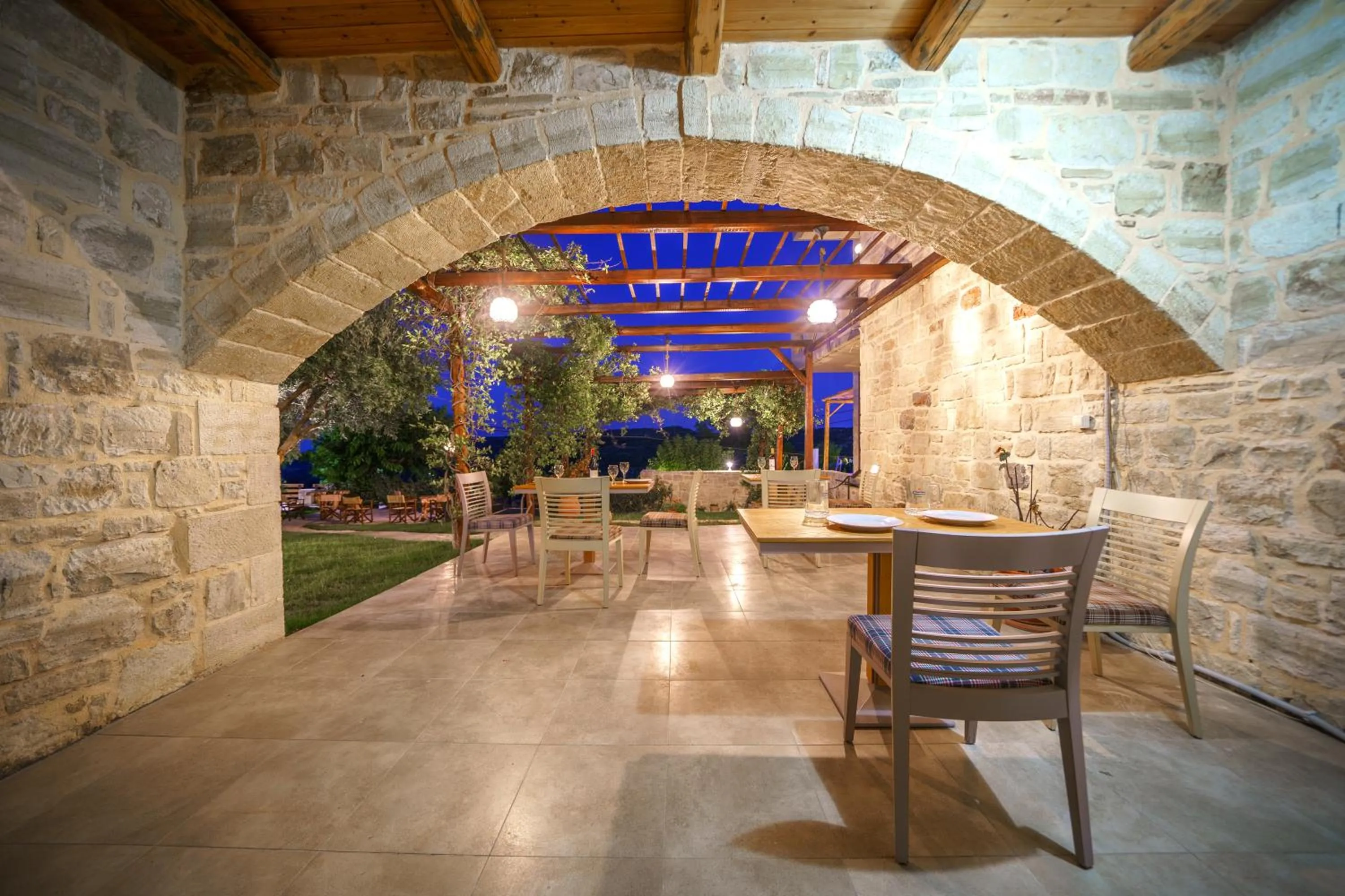 Restaurant/places to eat in Asion Lithos Suites with Private Pools