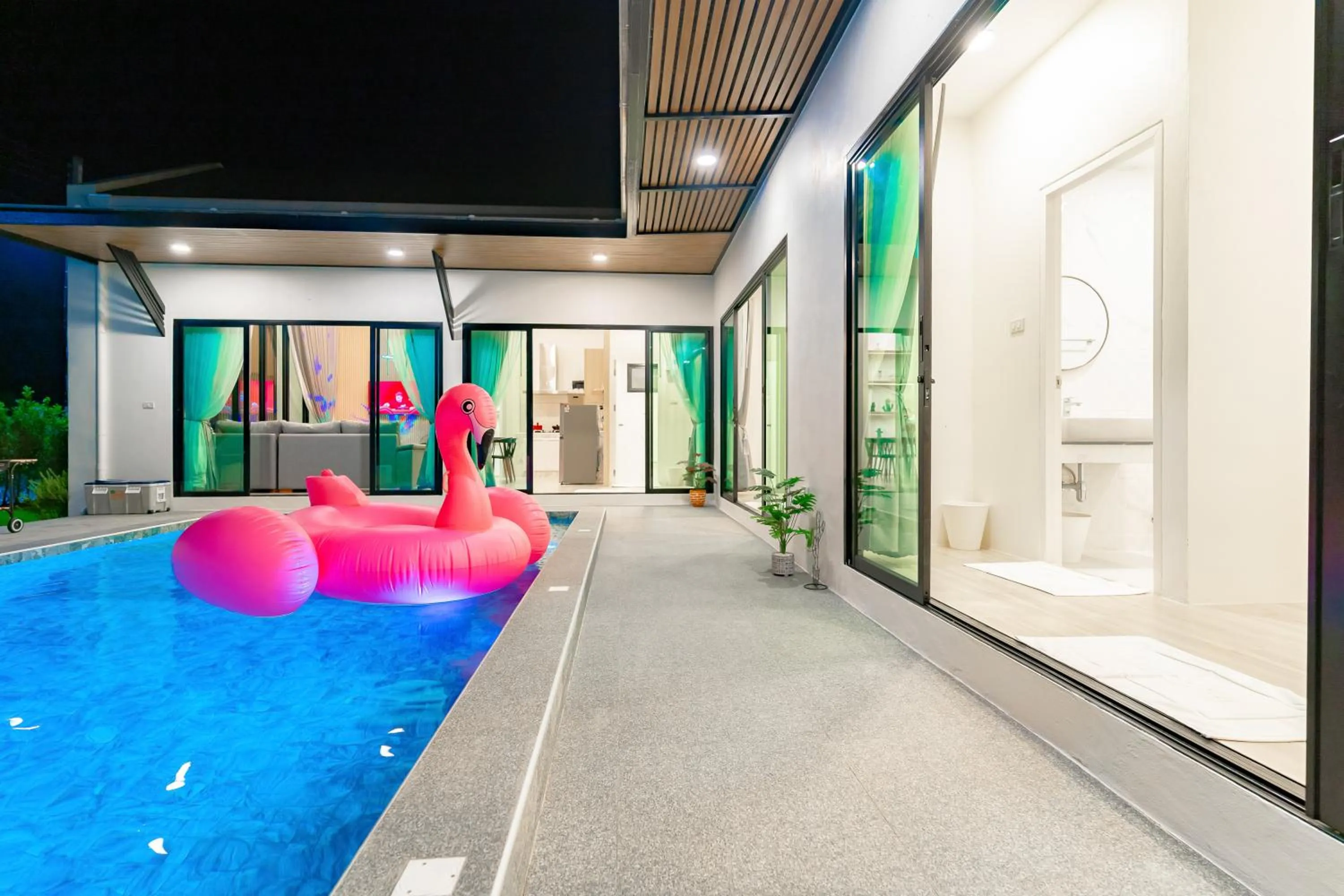 Swimming pool in Villa Paramount 2