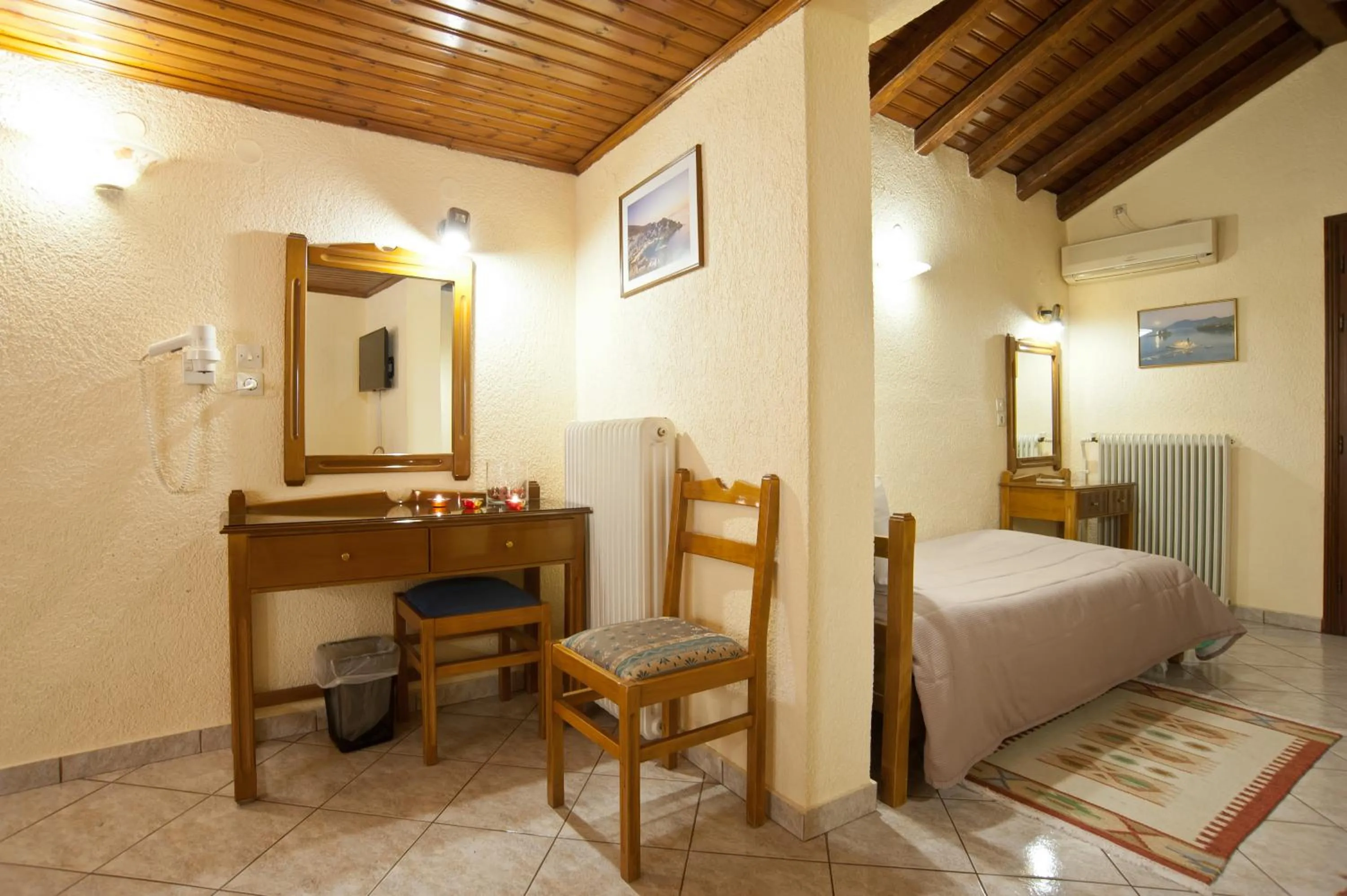 Photo of the whole room, Bed in Hermes Delphi Hotel