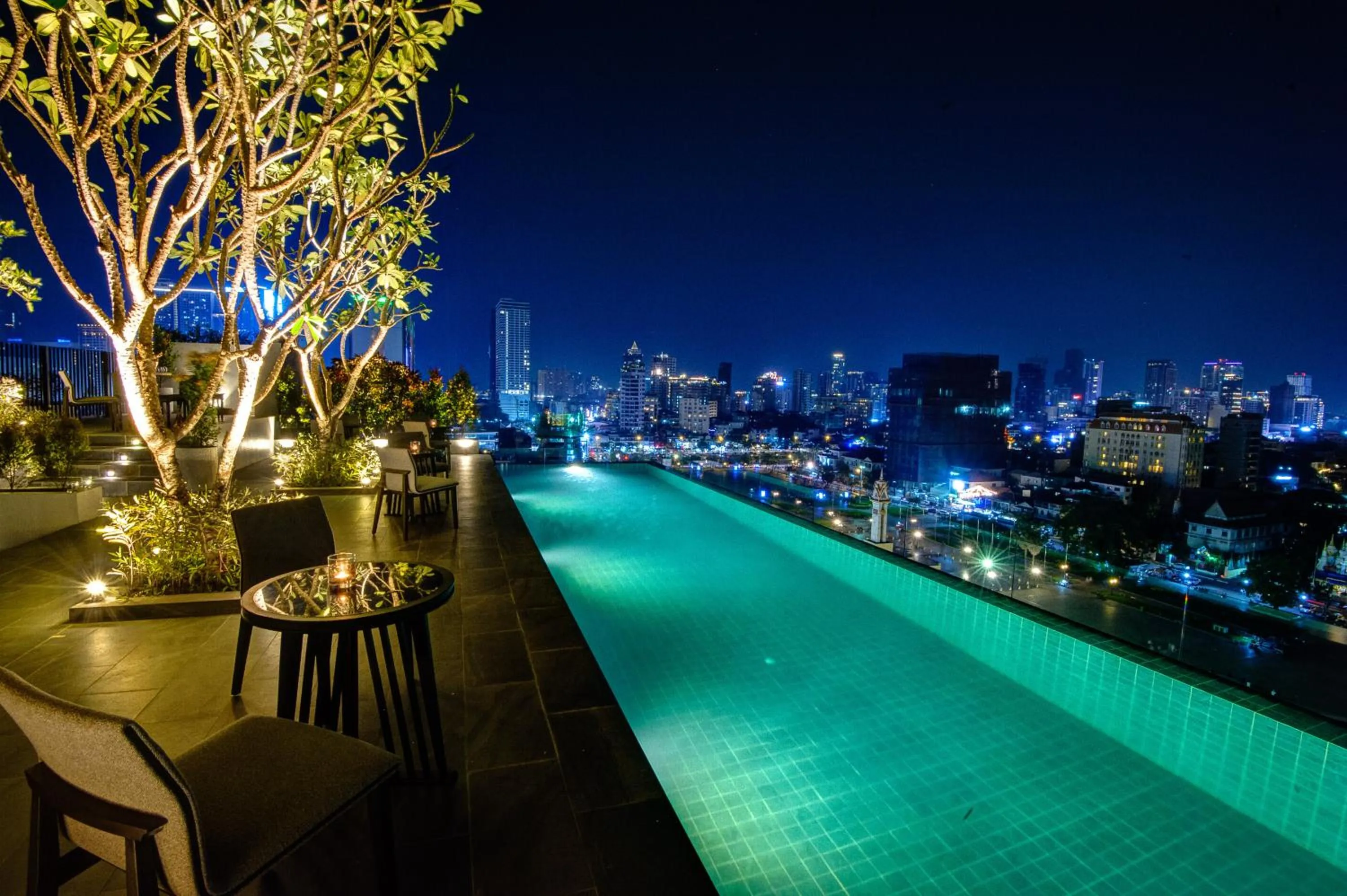 Swimming pool in GLOW PARK HOTEL Grand Royal Palace