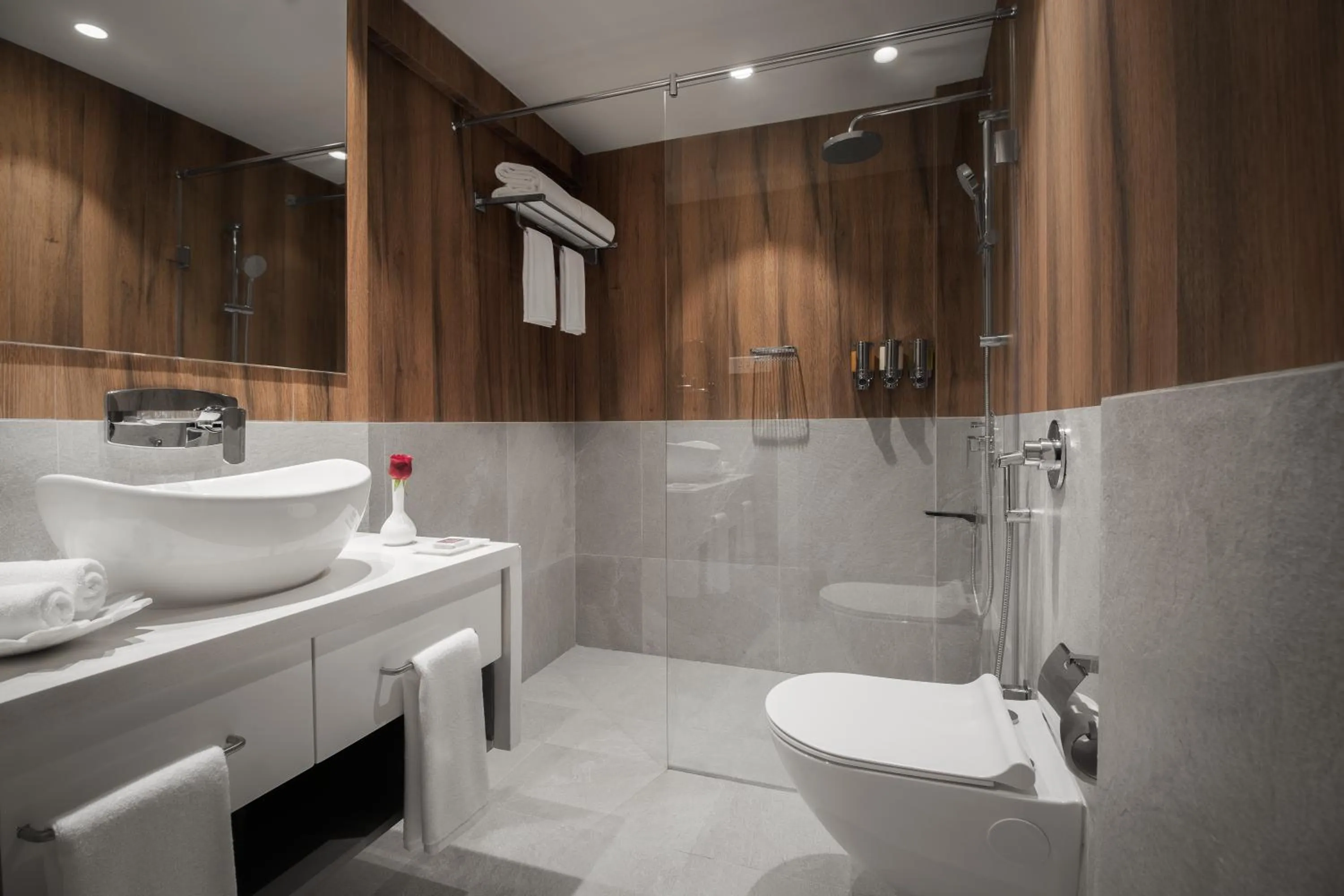 Shower in Bookmark Resorts, Manali