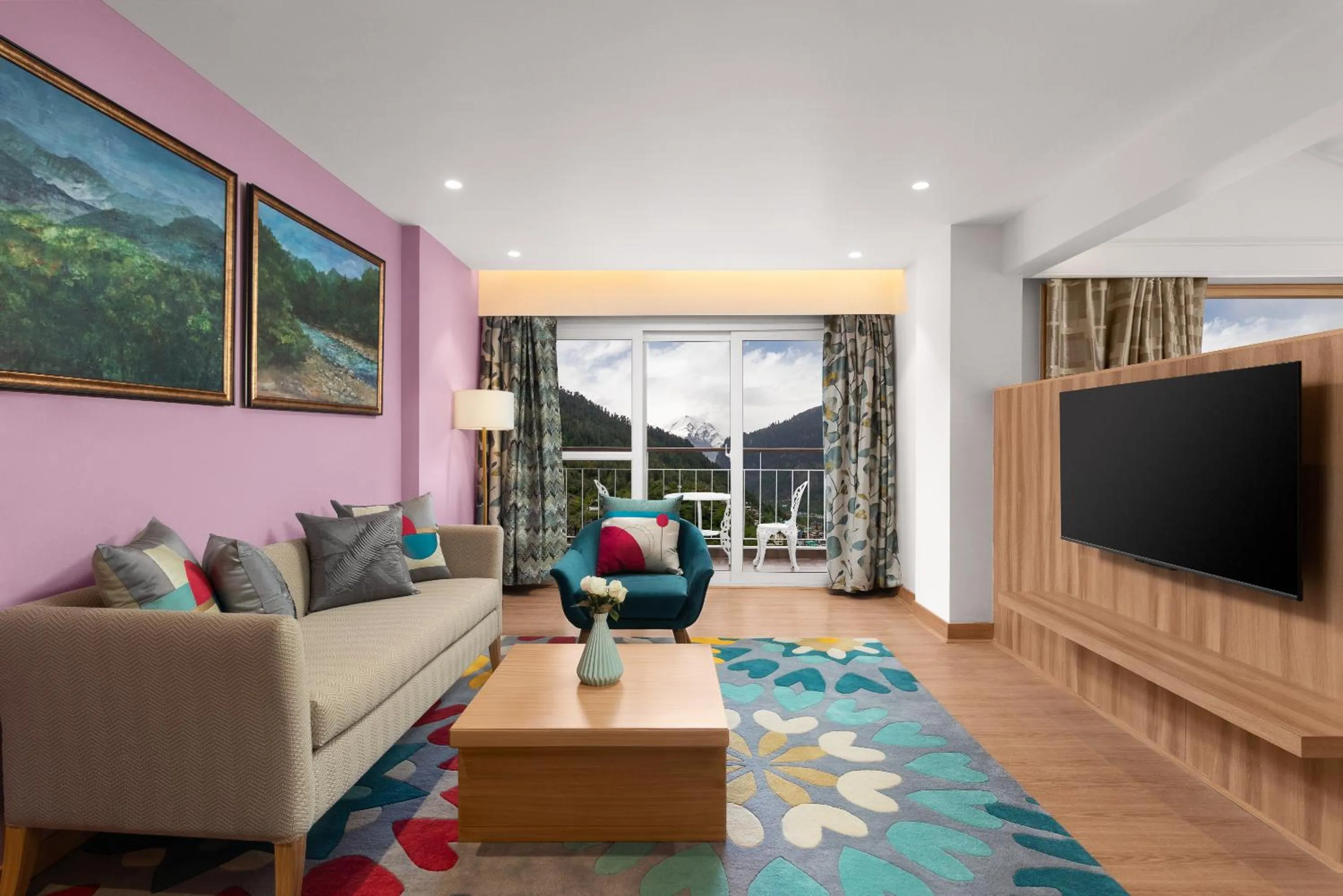 Communal lounge/ TV room in Bookmark Resorts, Manali