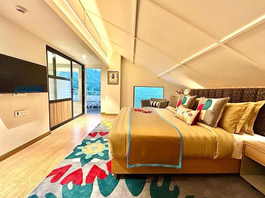 Communal lounge/ TV room, Bed in Bookmark Resorts, Manali