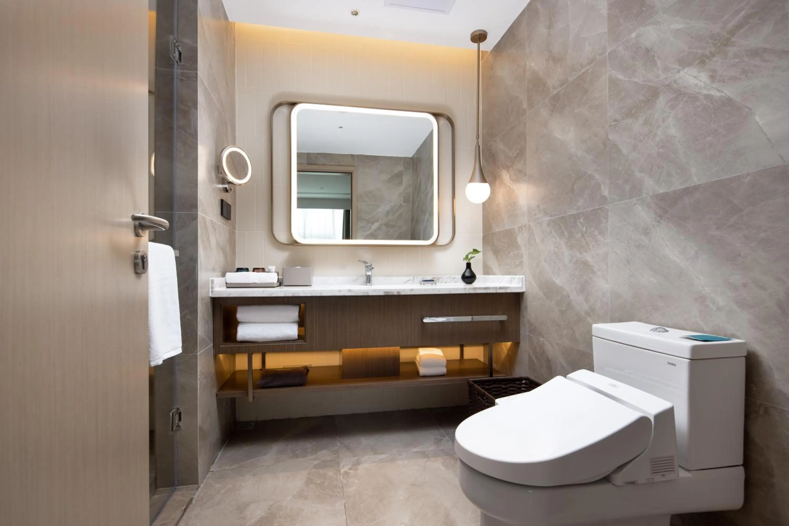 Shower in Home2 Suites by Hilton Chongqing Yubei