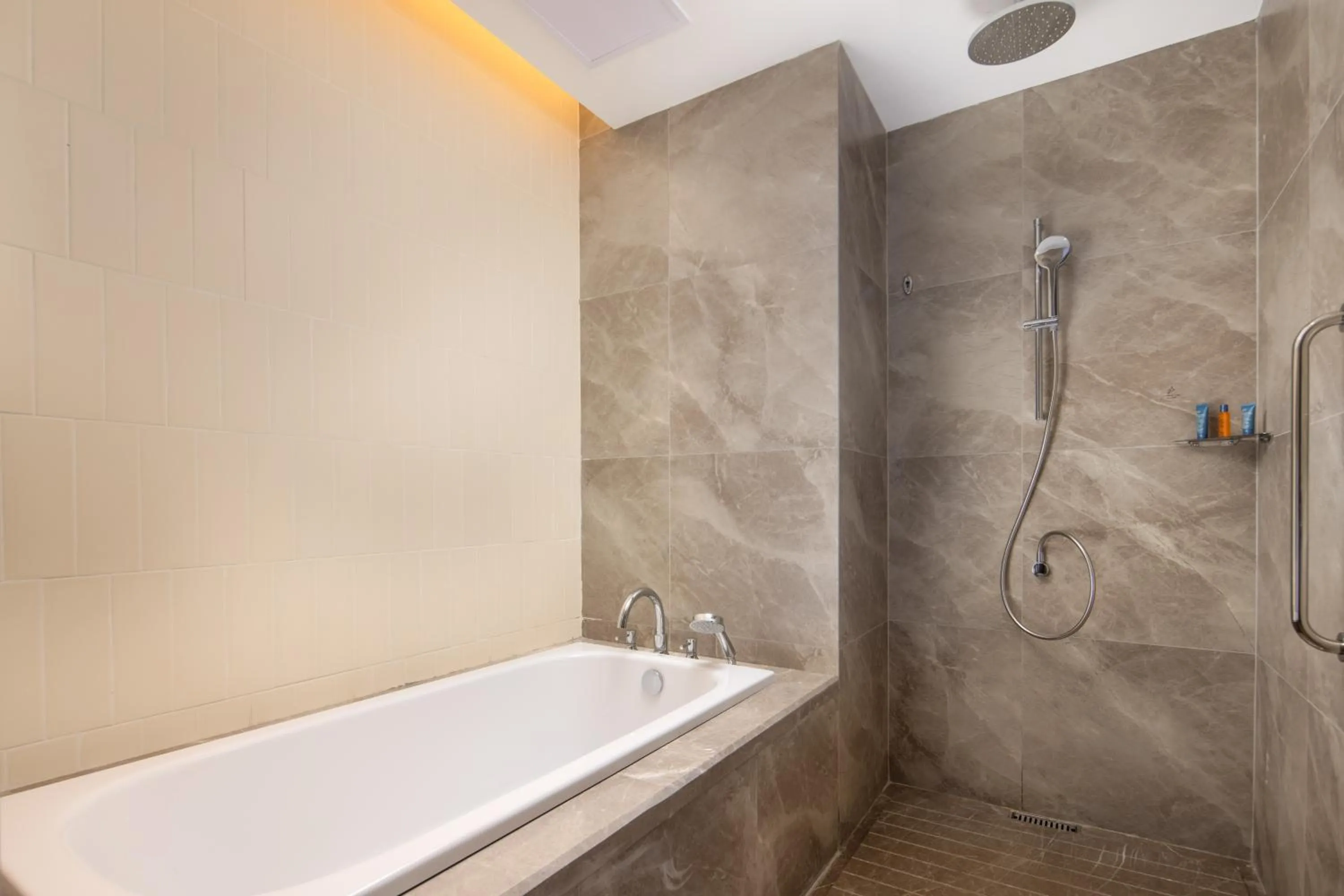 Shower in Home2 Suites by Hilton Chongqing Yubei