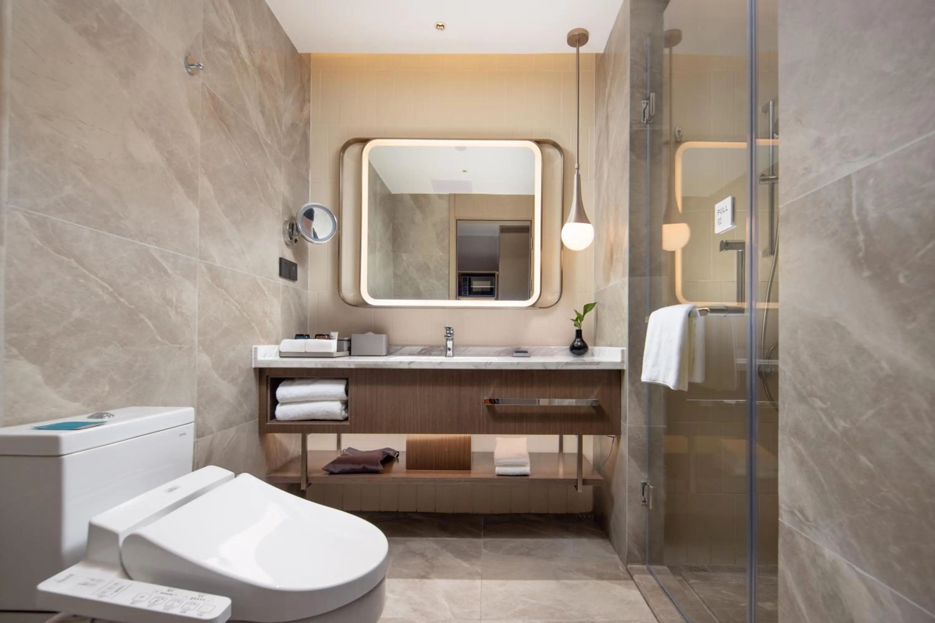 Shower in Home2 Suites by Hilton Chongqing Yubei