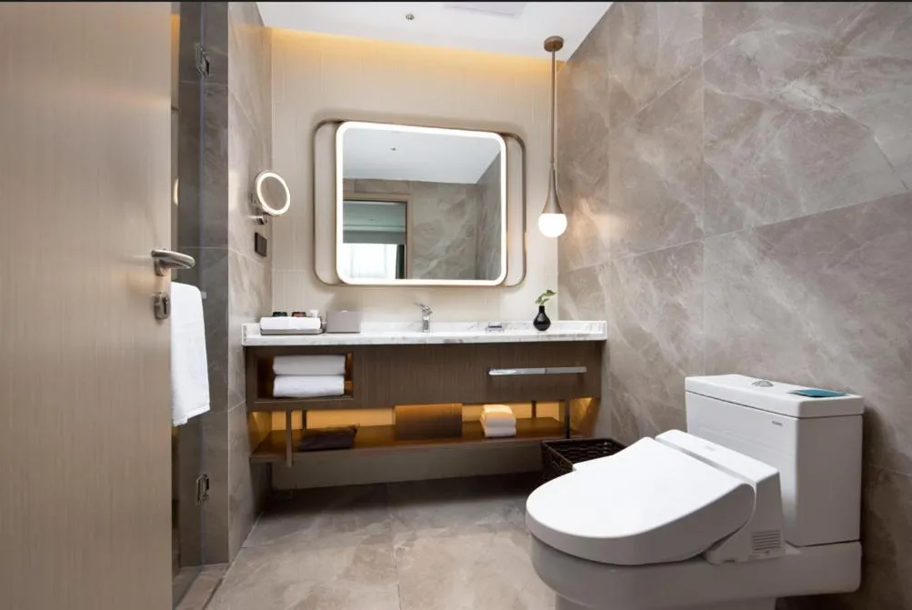 Shower in Home2 Suites by Hilton Chongqing Yubei