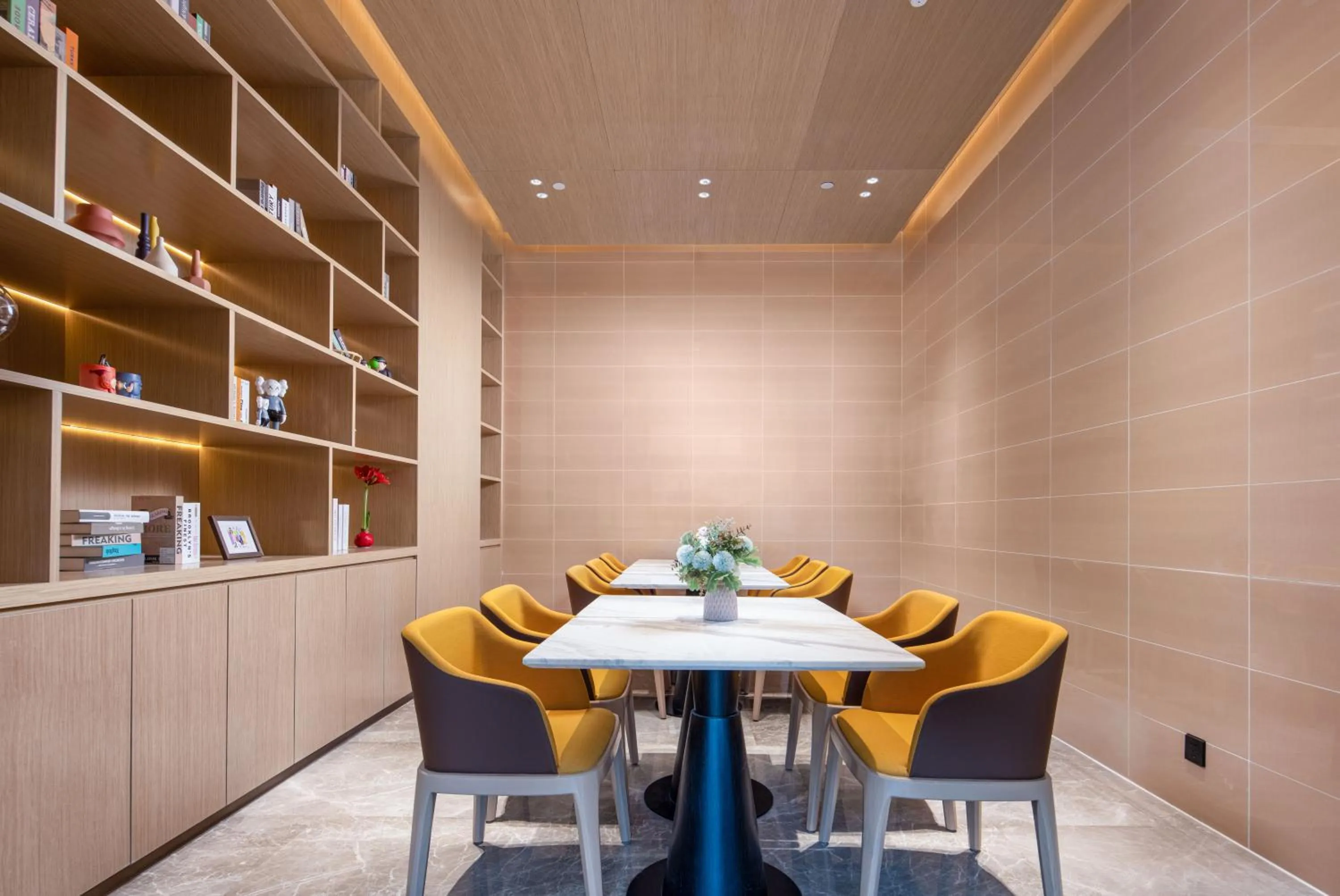 Seating area in Home2 Suites by Hilton Chongqing Yubei