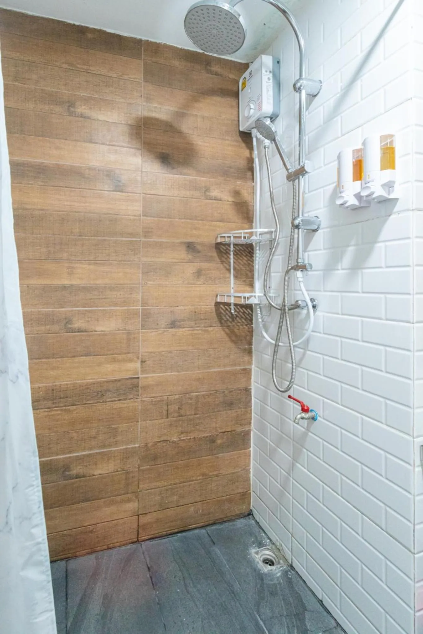 Shower in Peacock De Pai Hotel