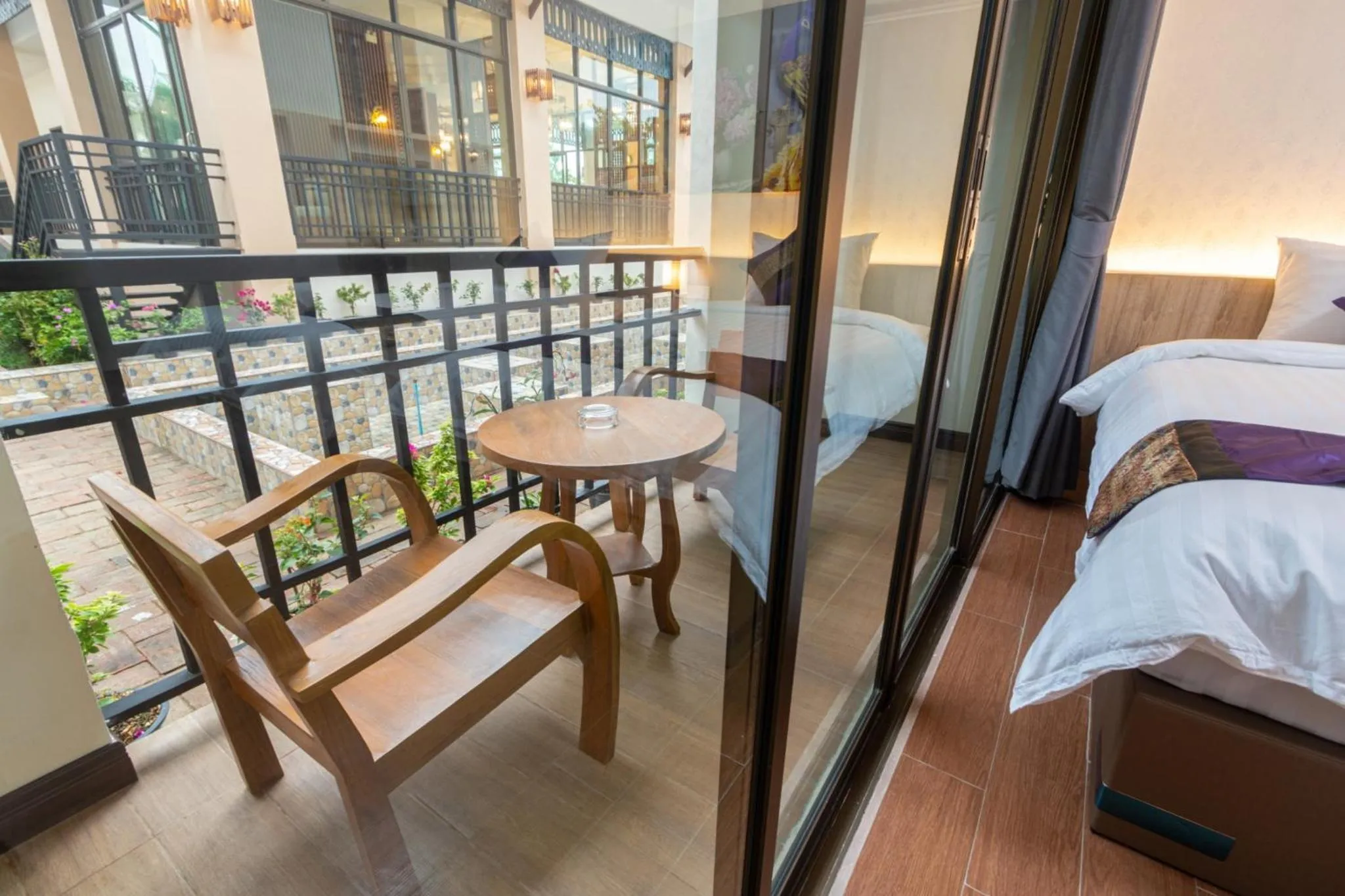 Balcony/Terrace, Bed in Peacock De Pai Hotel
