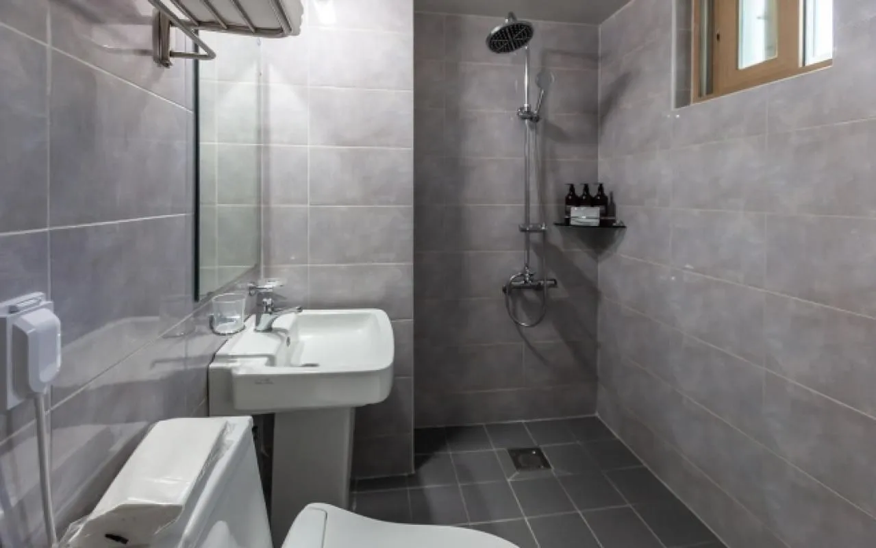 Shower in YAJA Hotel Tongyeong Ferry Terminal Branch