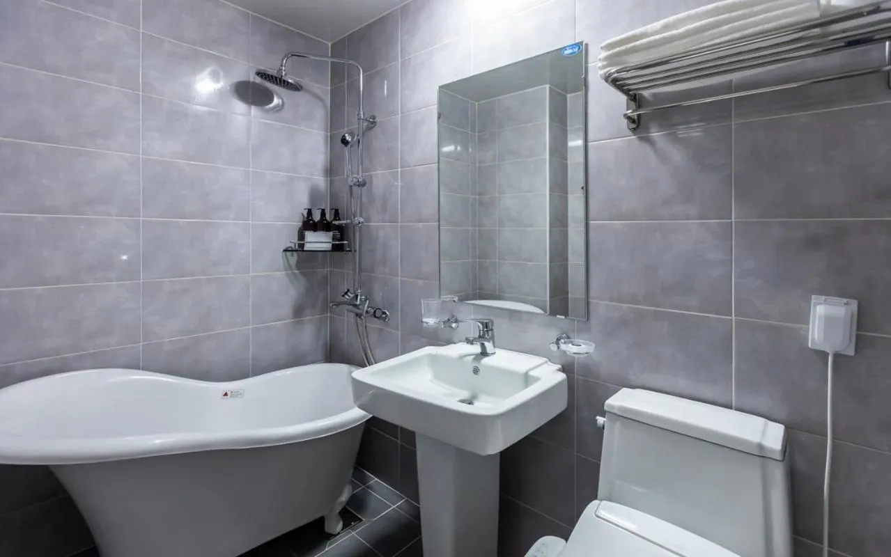 Toilet in YAJA Hotel Tongyeong Ferry Terminal Branch