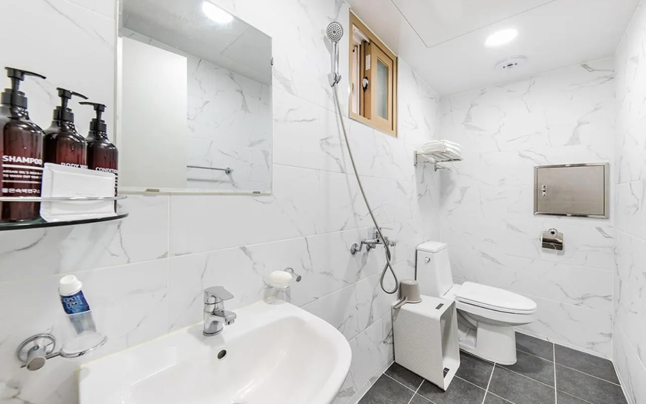 Shower in YAJA Hotel Tongyeong Ferry Terminal Branch