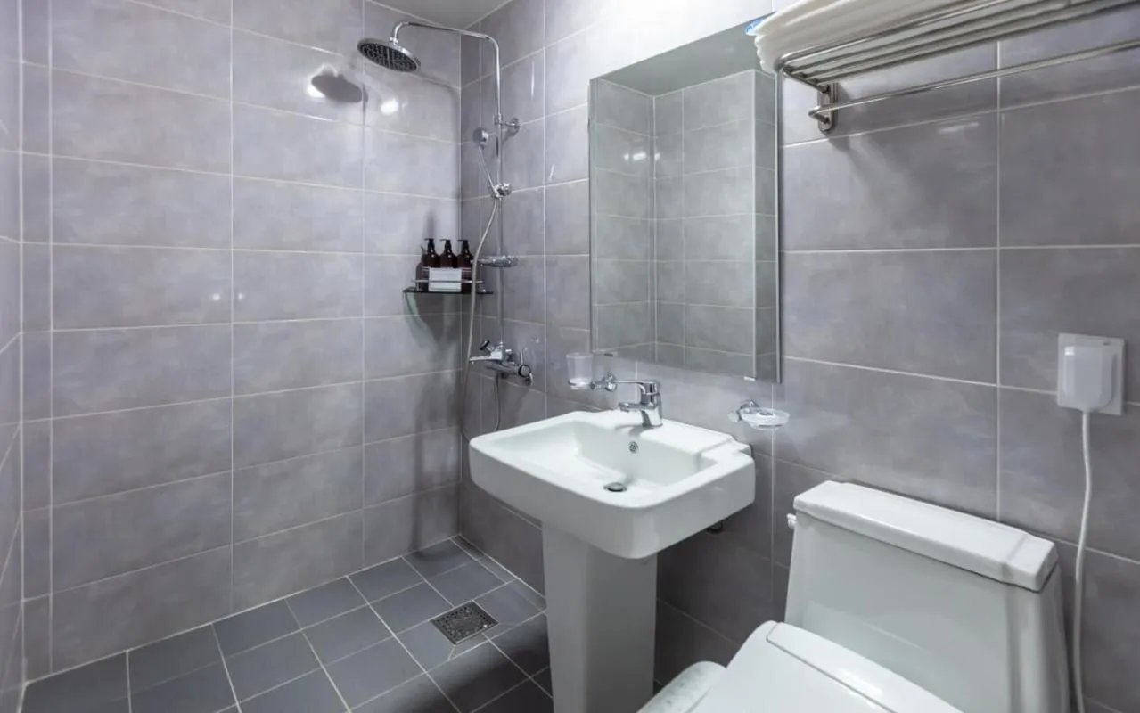 Shower in YAJA Hotel Tongyeong Ferry Terminal Branch