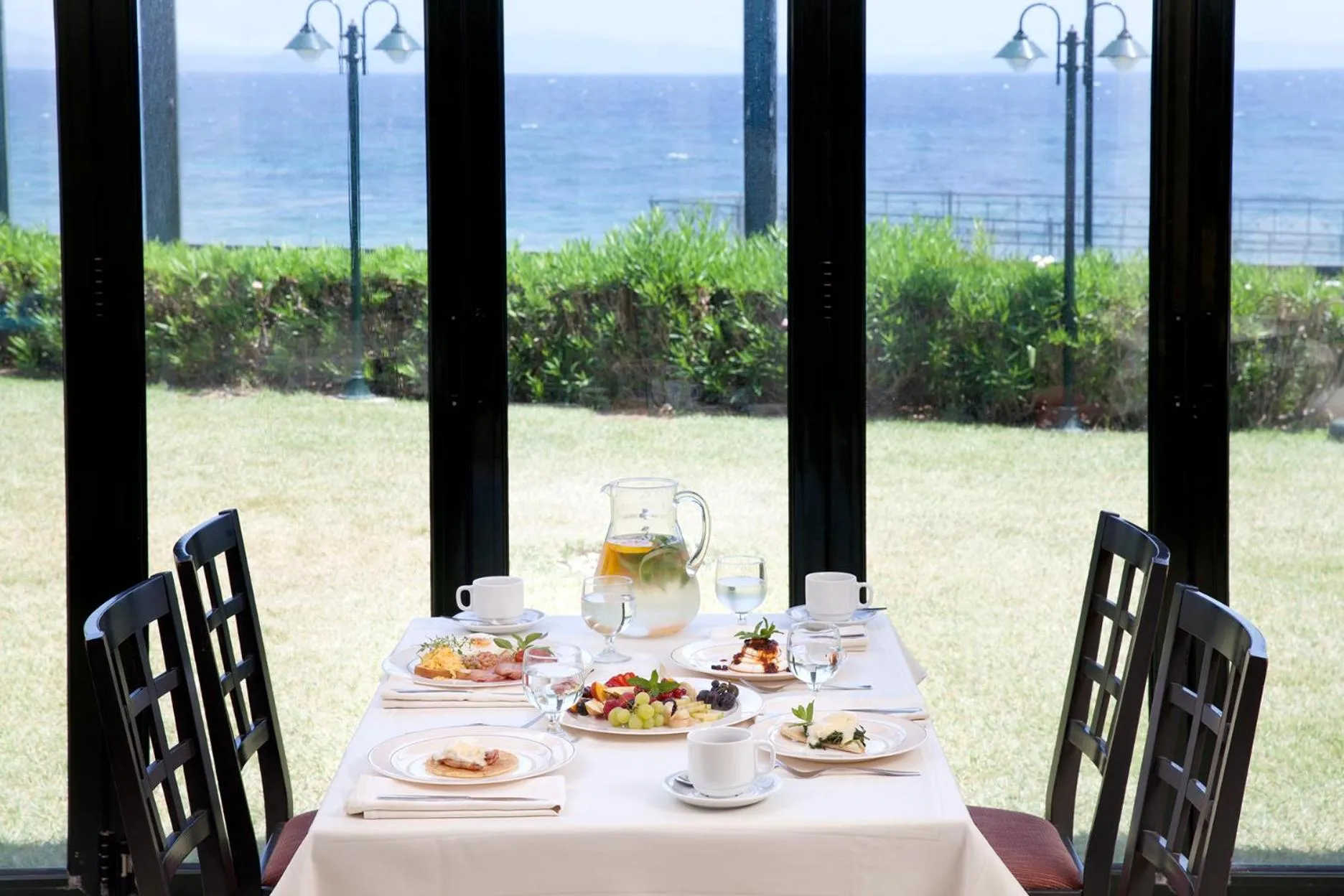 Dining area in Zeus Essence Ramada by Wyndham Athens
