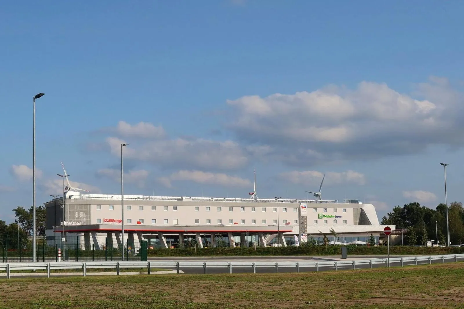 Property building in Holiday Inn Express - Hamburg South A7-AS42 by IHG