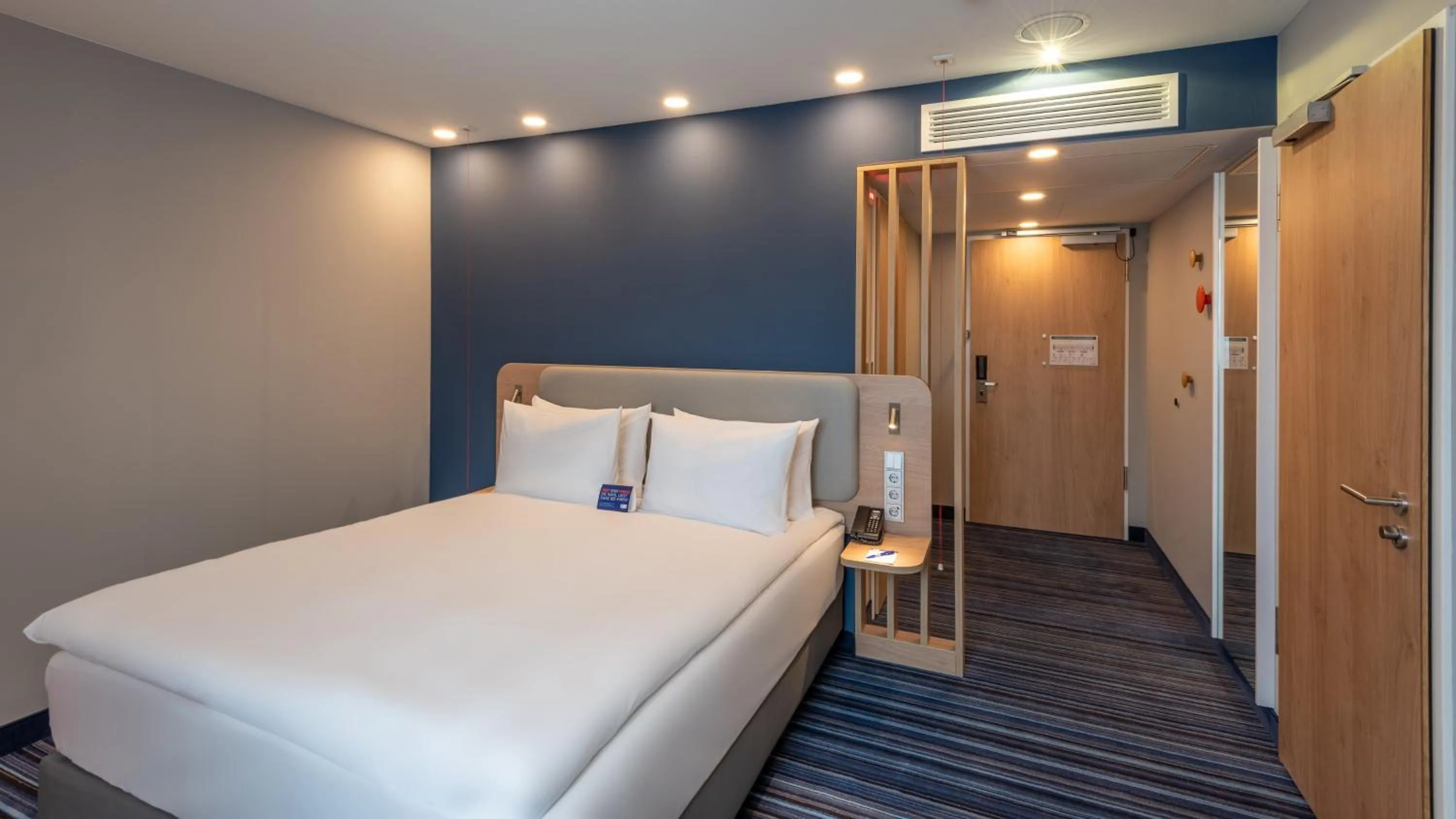 Photo of the whole room, Bed in Holiday Inn Express - Hamburg South A7-AS42 by IHG