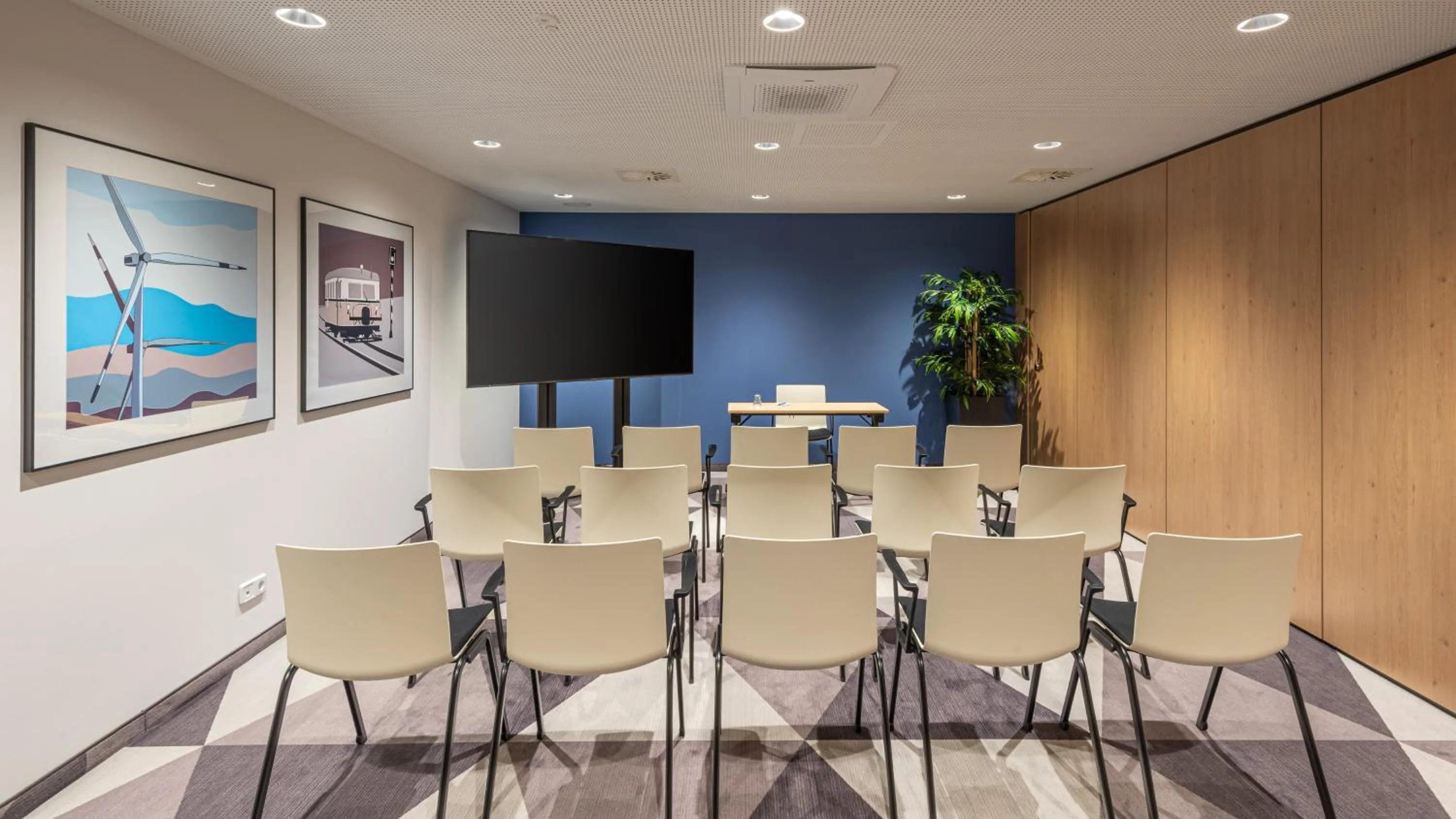 Meeting/conference room in Holiday Inn Express - Hamburg South A7-AS42 by IHG