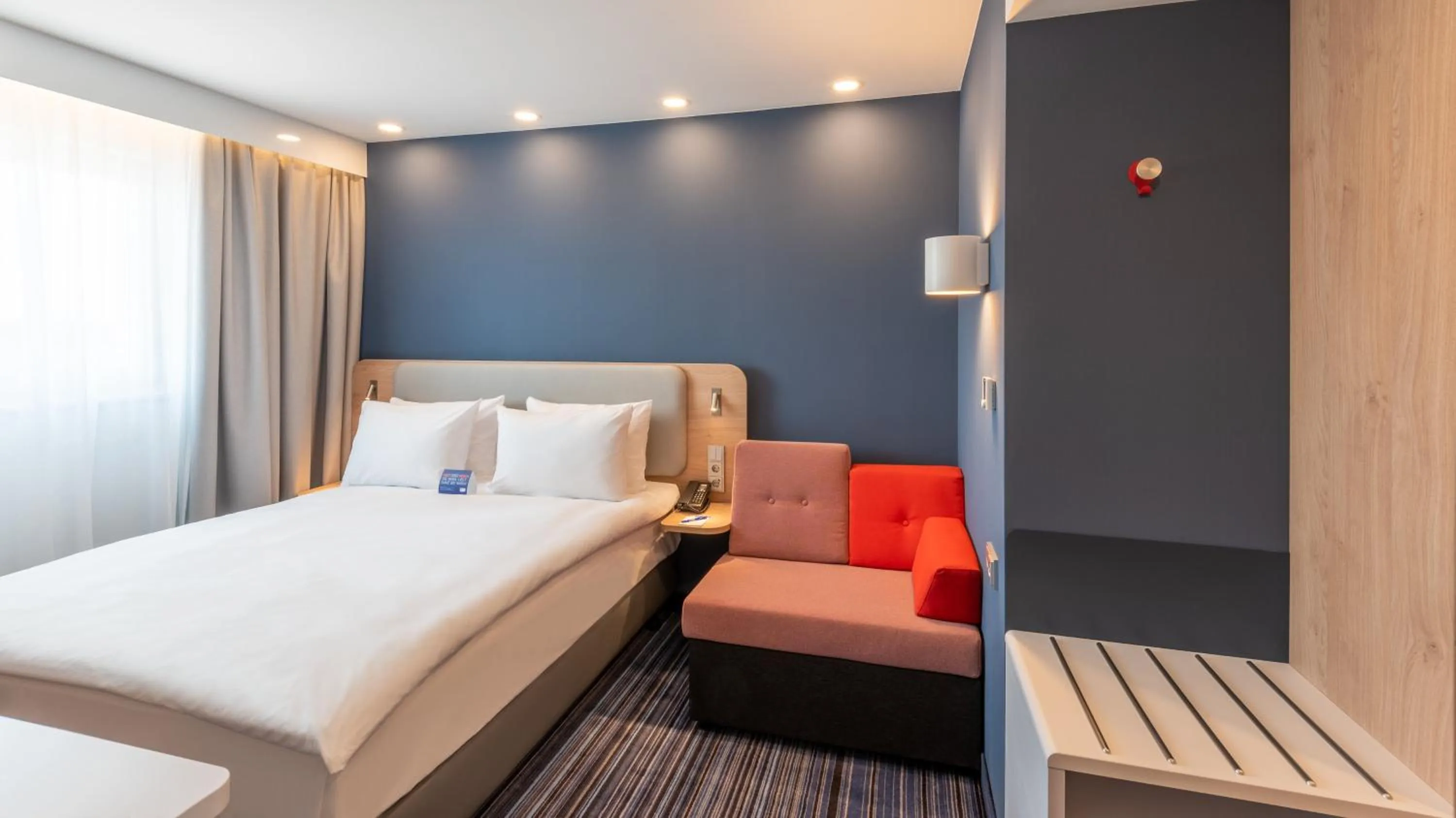 Photo of the whole room, Bed in Holiday Inn Express - Hamburg South A7-AS42 by IHG