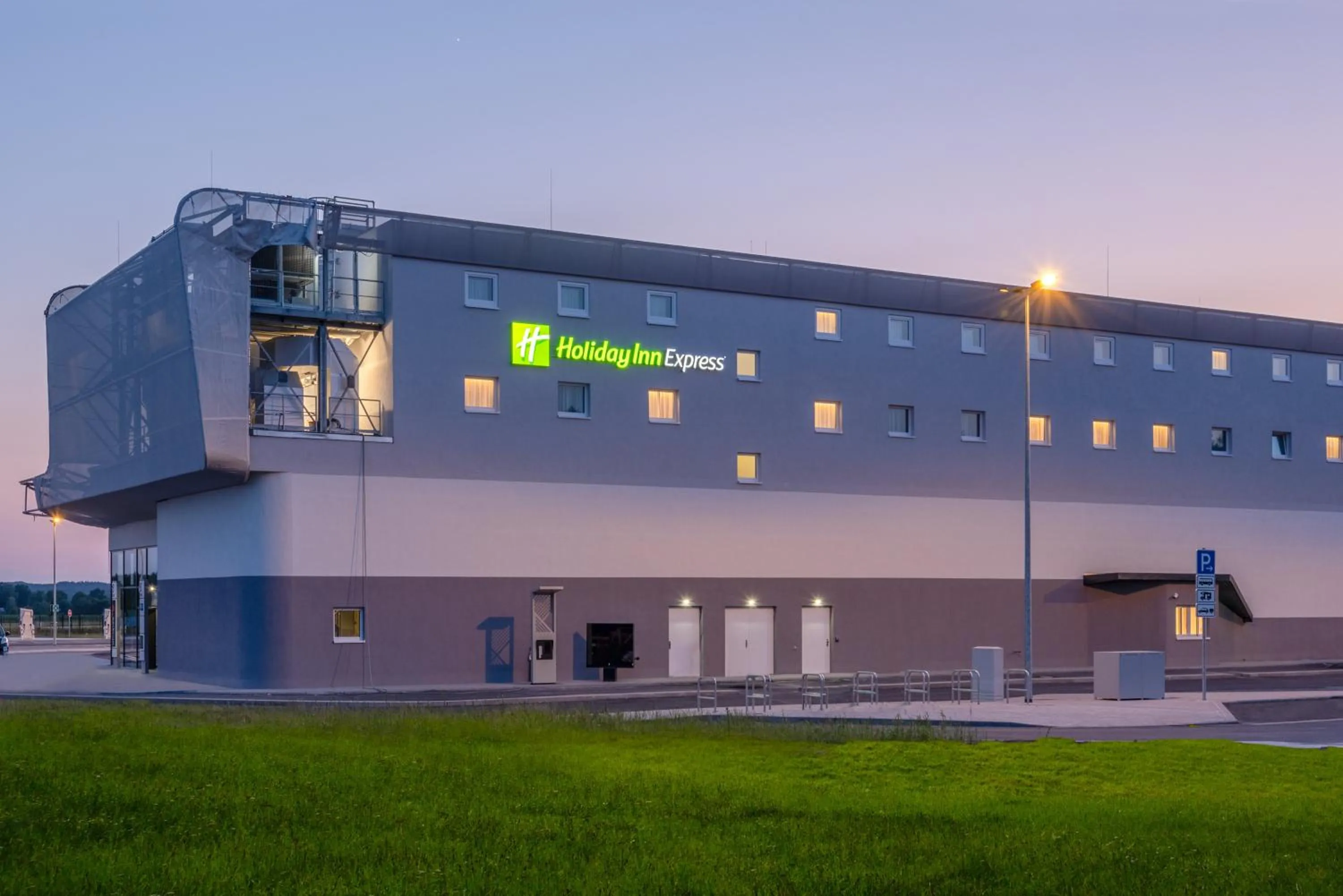 Property building in Holiday Inn Express - Hamburg South A7-AS42 by IHG