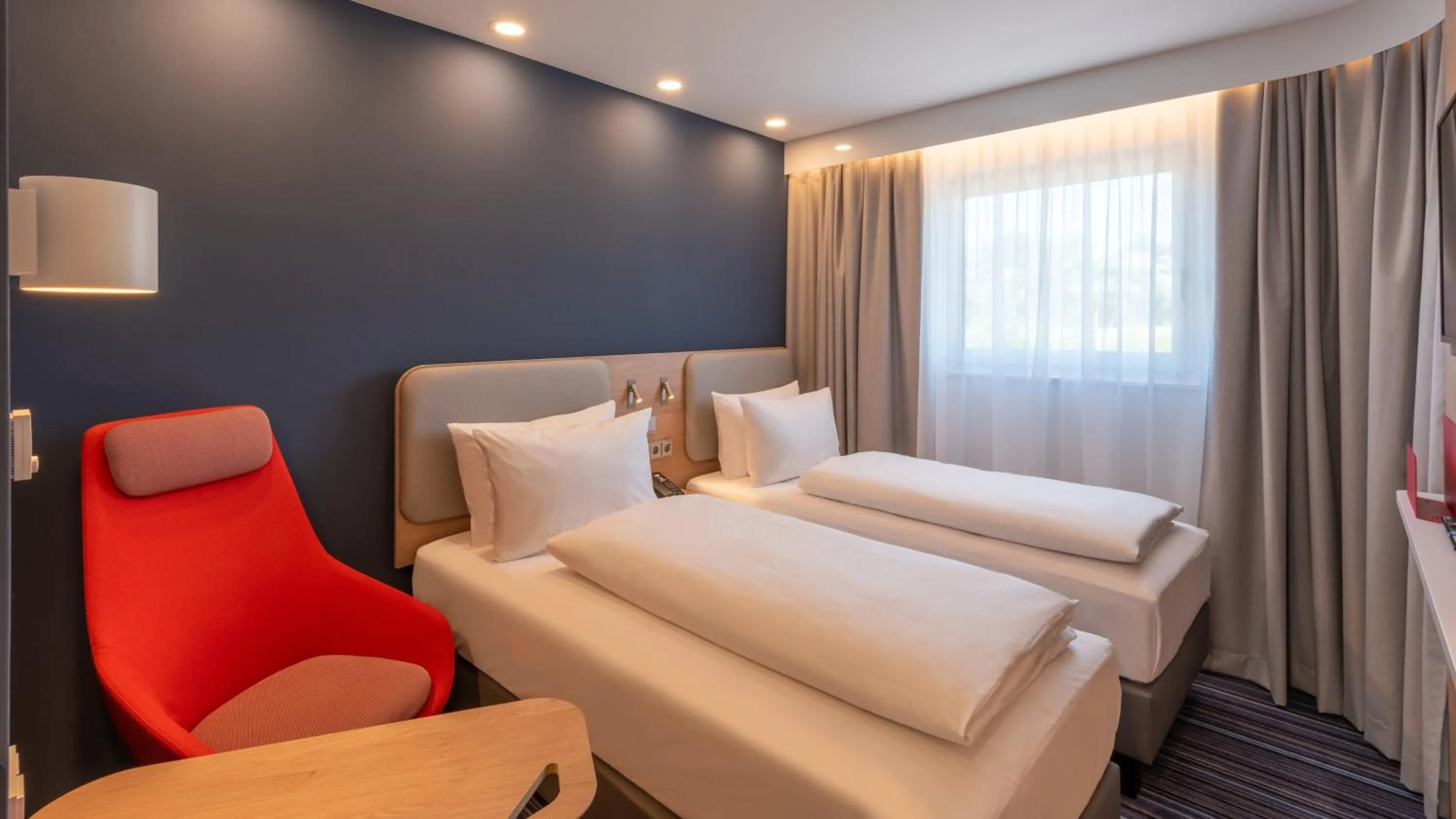 Photo of the whole room, Bed in Holiday Inn Express - Hamburg South A7-AS42 by IHG