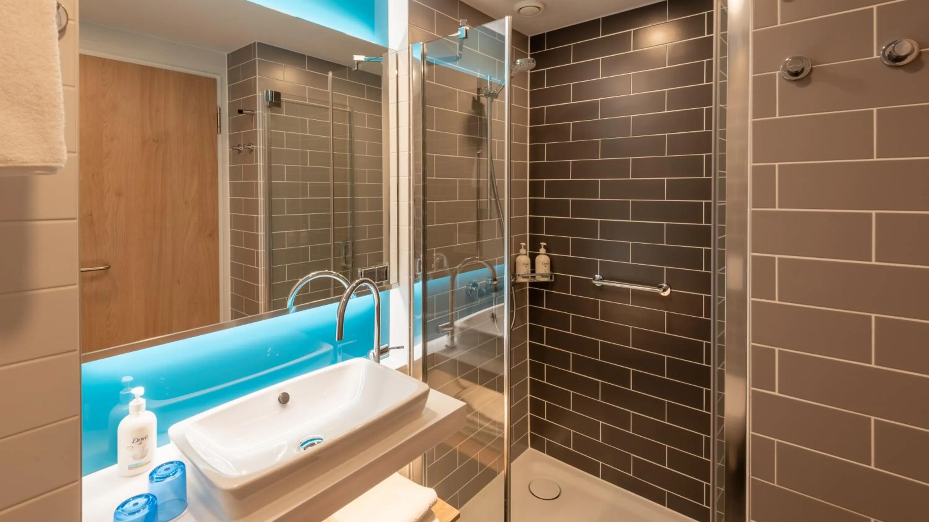 Bathroom in Holiday Inn Express - Hamburg South A7-AS42 by IHG