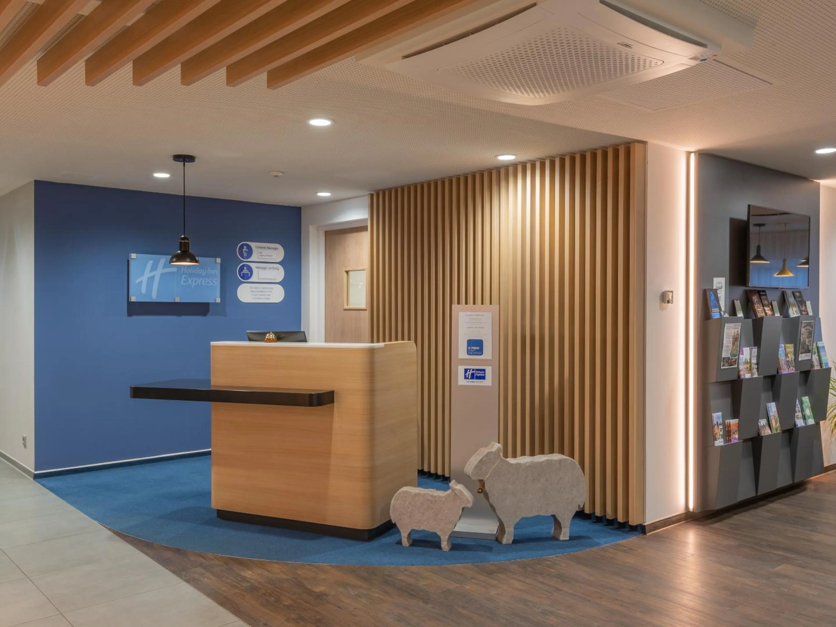 Lobby or reception in Holiday Inn Express - Hamburg South A7-AS42 by IHG